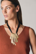 Collar piezas doradas negro
