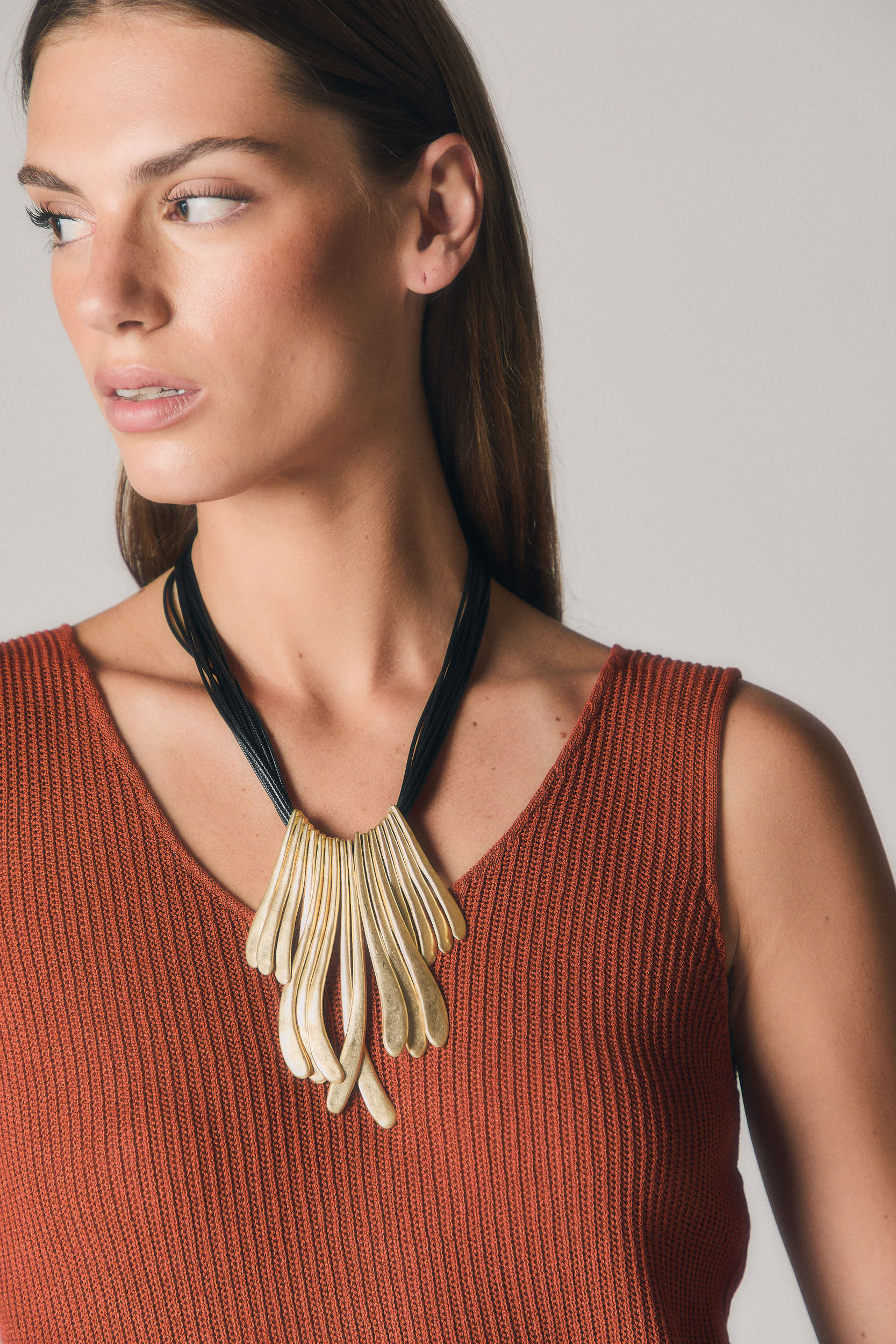 Collar piezas doradas negro