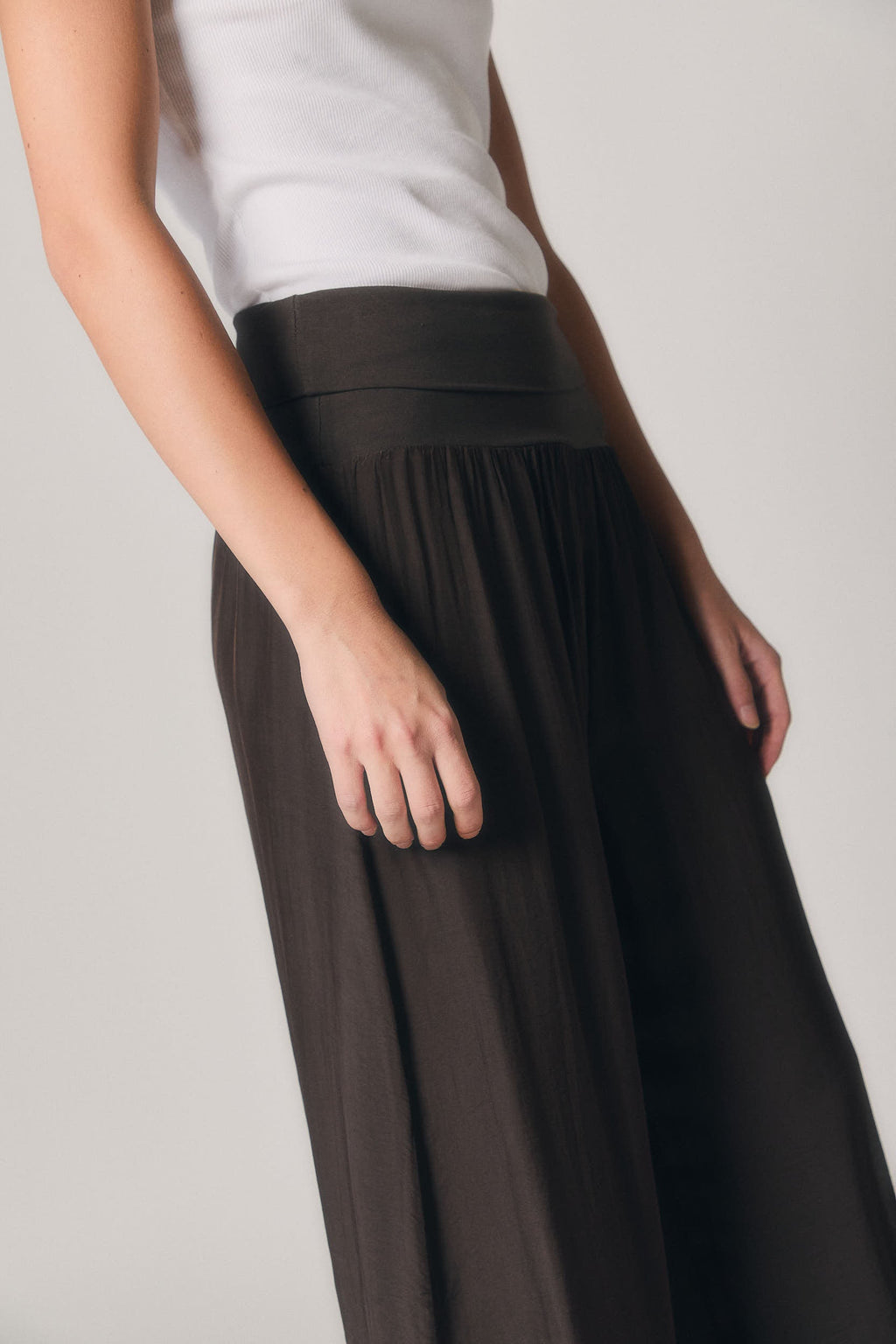 Pantalón bombacho de seda marrón