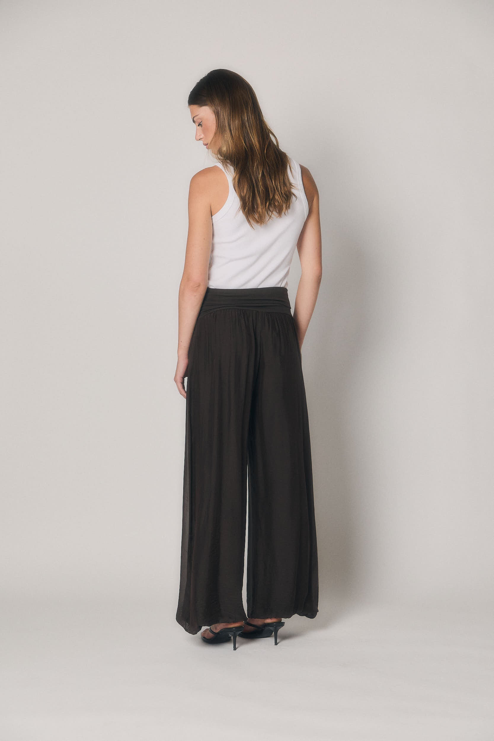 Pantalón bombacho de seda marrón