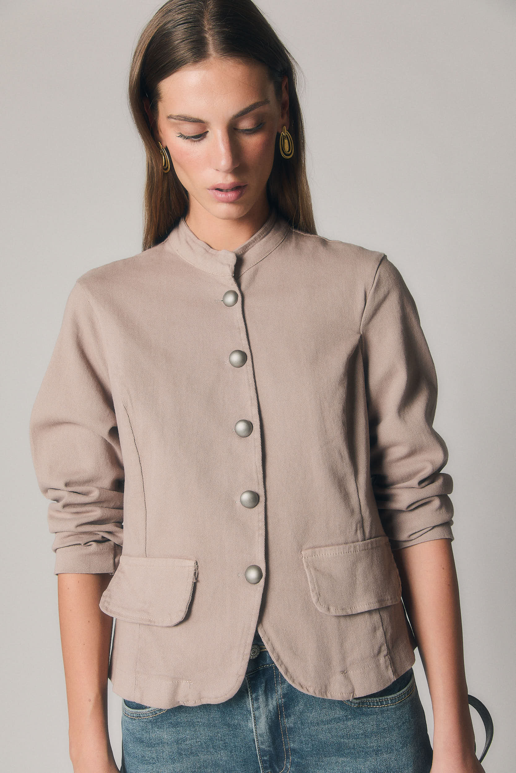 Chaqueta Beige Cuello Mao Botonada