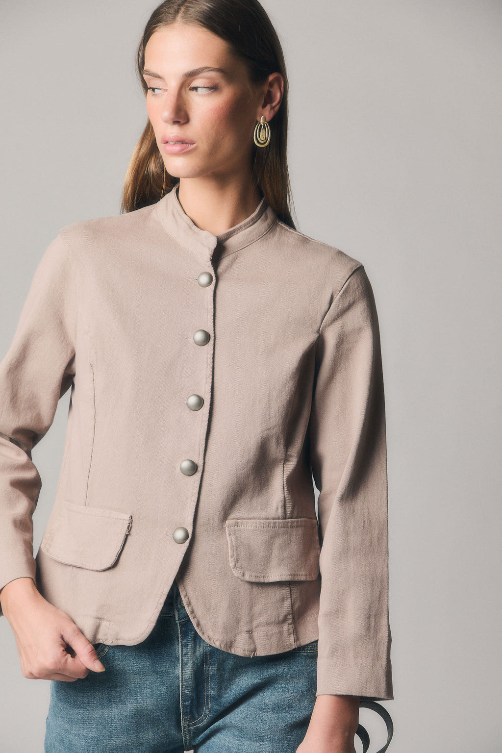 Chaqueta Beige Cuello Mao Botonada