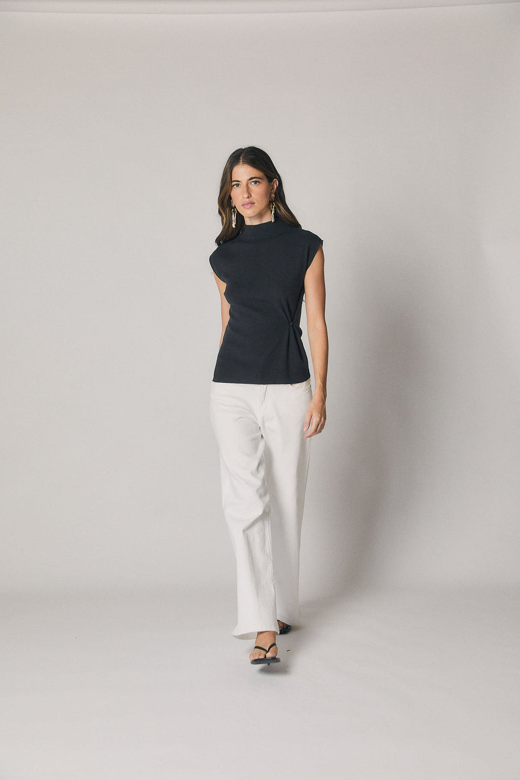 Top cuello alto frunce lateral gris antracita
