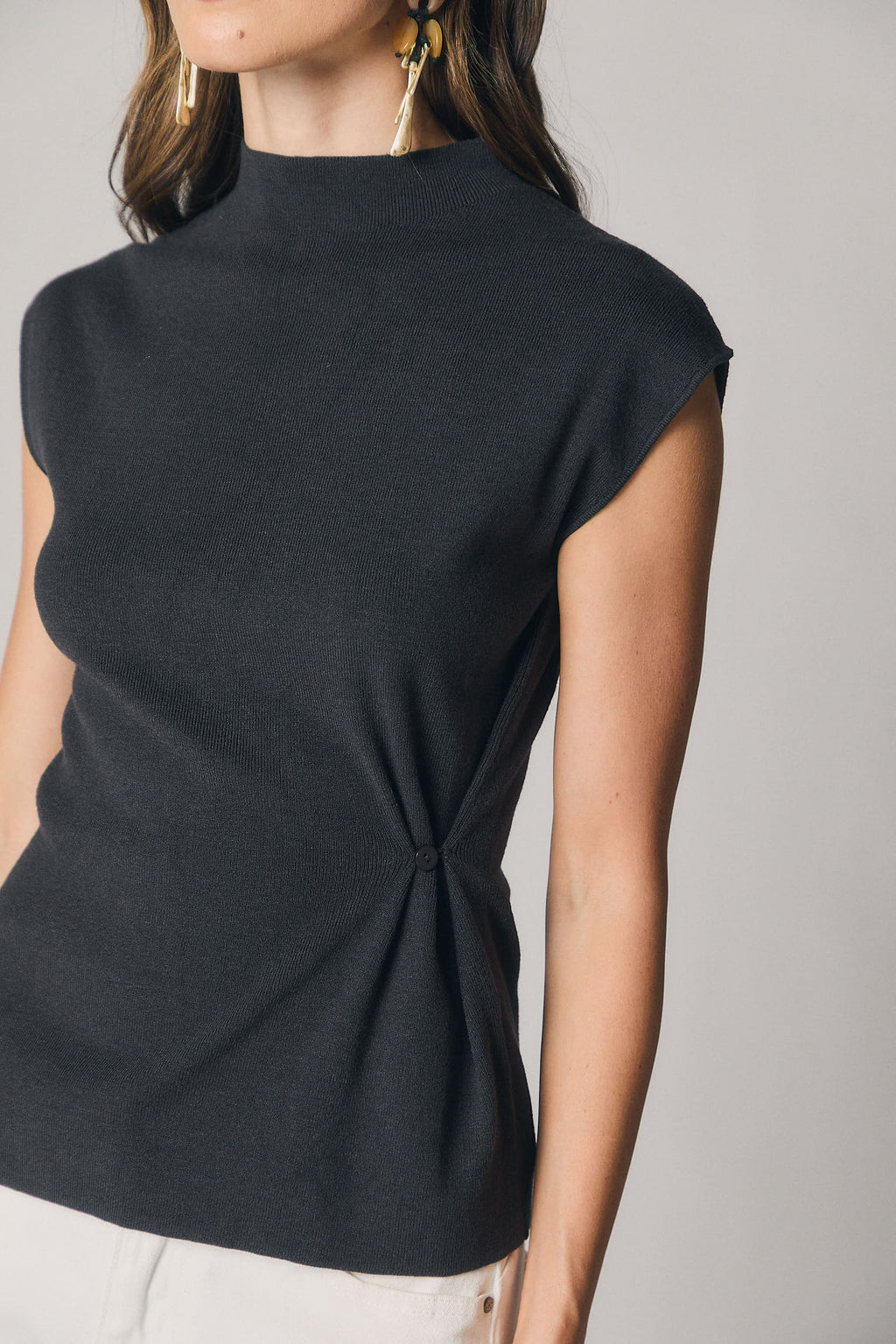 Top cuello alto frunce lateral gris antracita