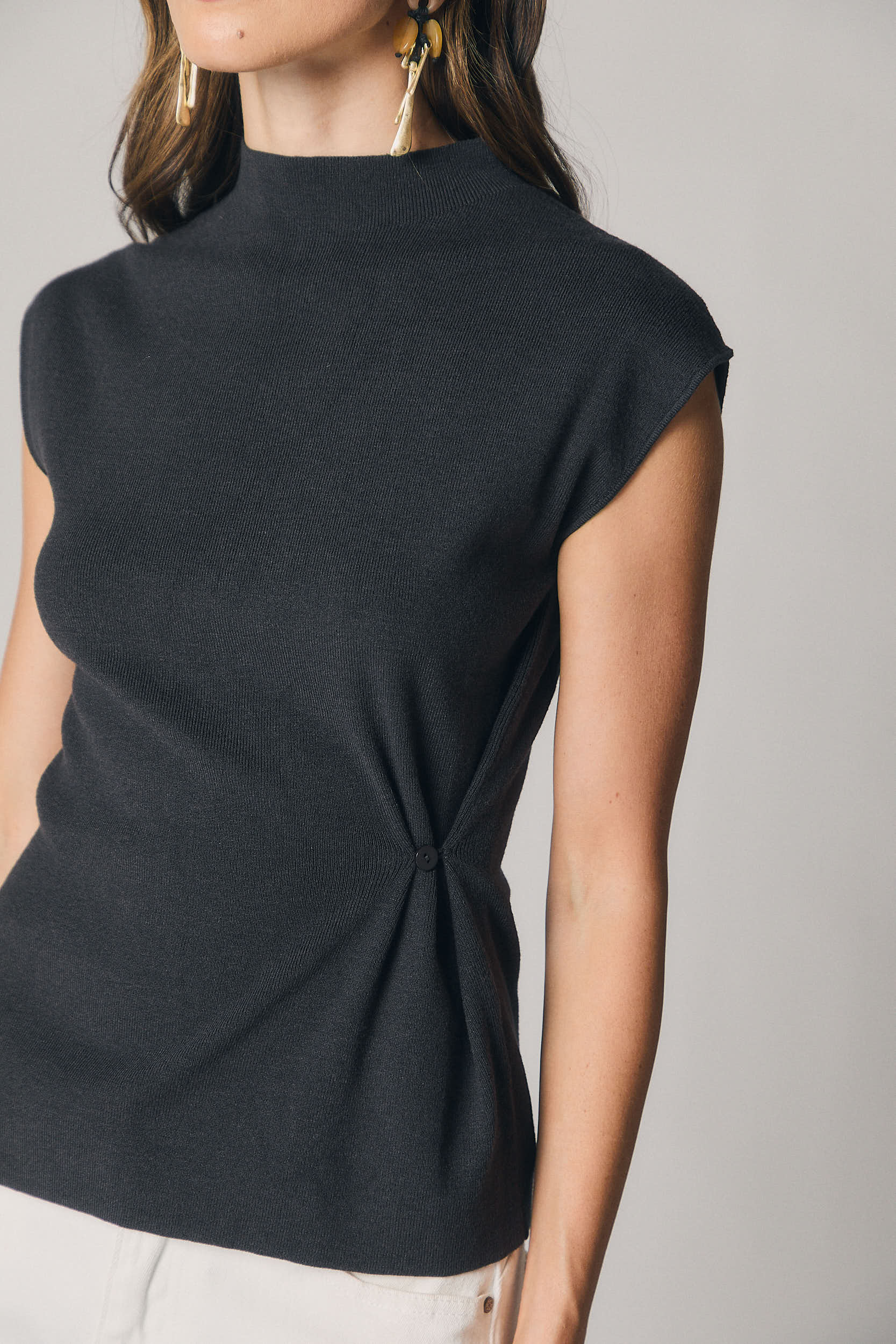 Top cuello alto frunce lateral gris antracita