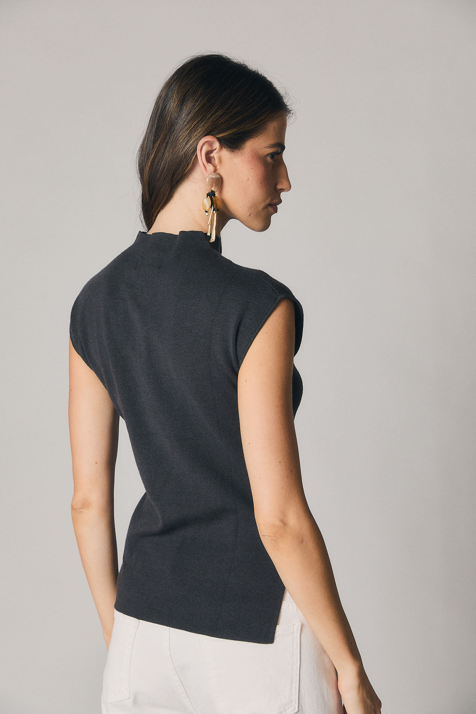 Top cuello alto frunce lateral gris antracita