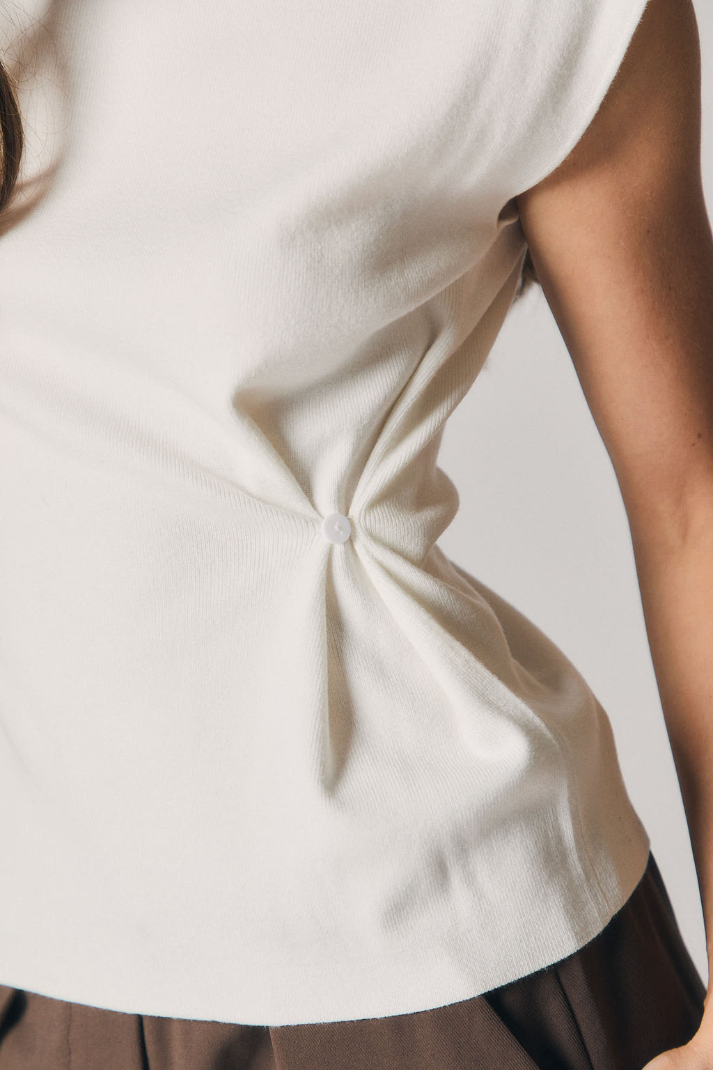 Top cuello alto frunce lateral natural