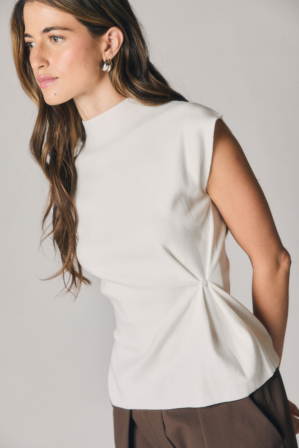 Top cuello alto frunce lateral natural