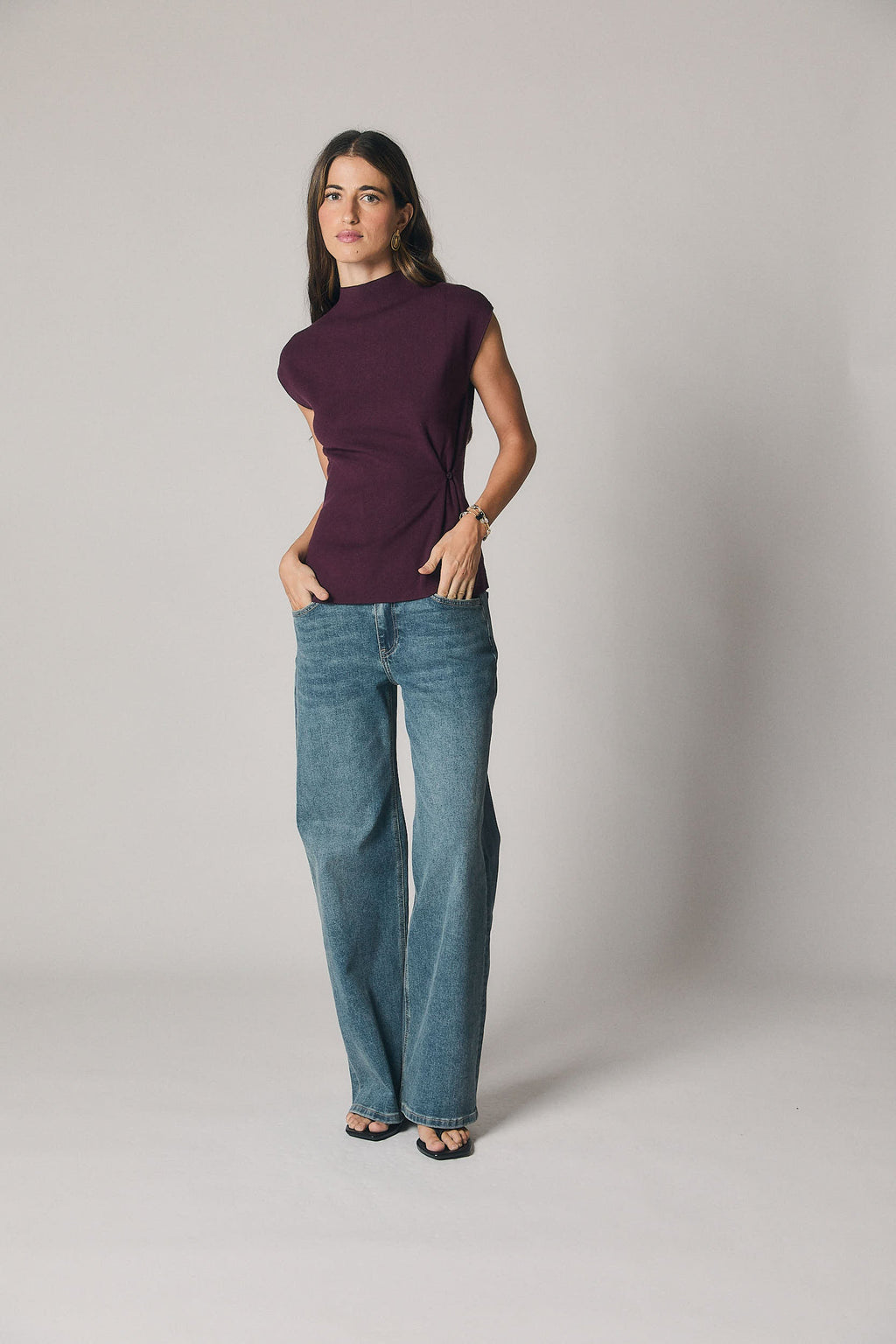 Top cuello alto frunce lateral berenjena