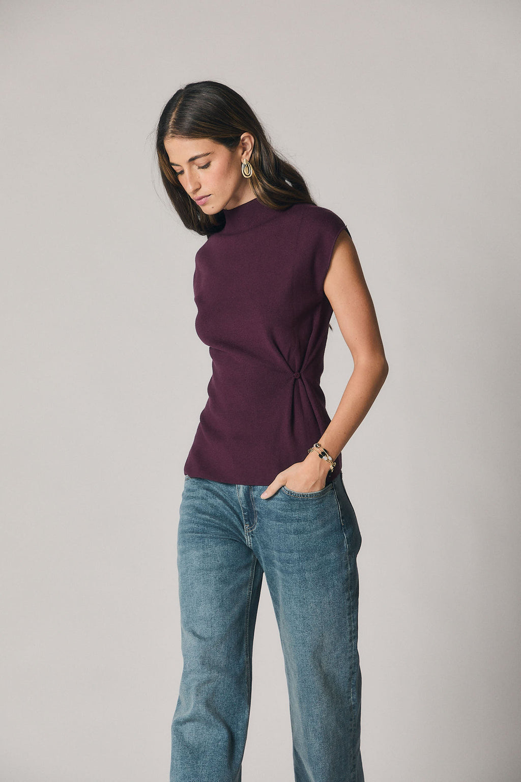 Top cuello alto frunce lateral berenjena