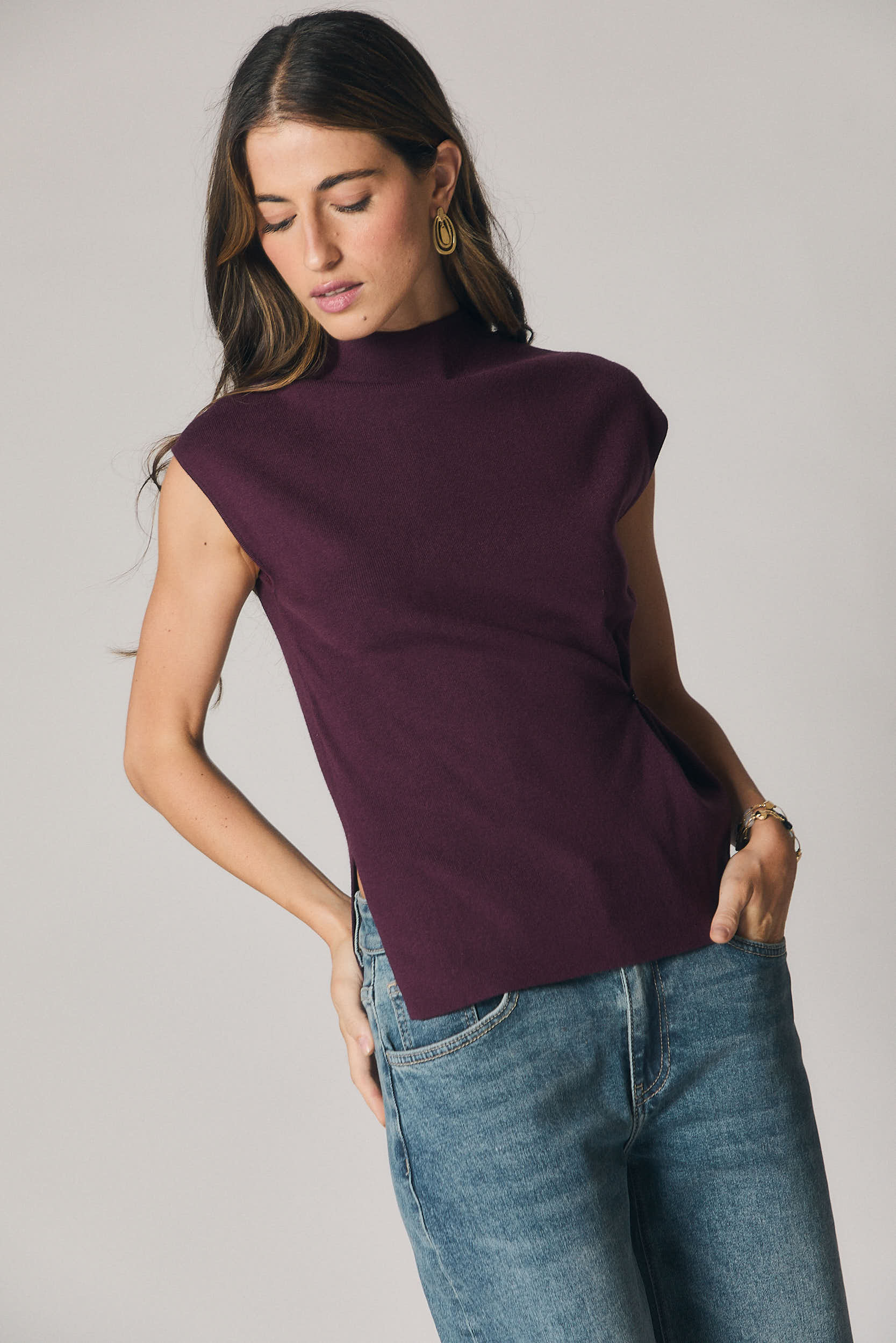 Top cuello alto frunce lateral berenjena