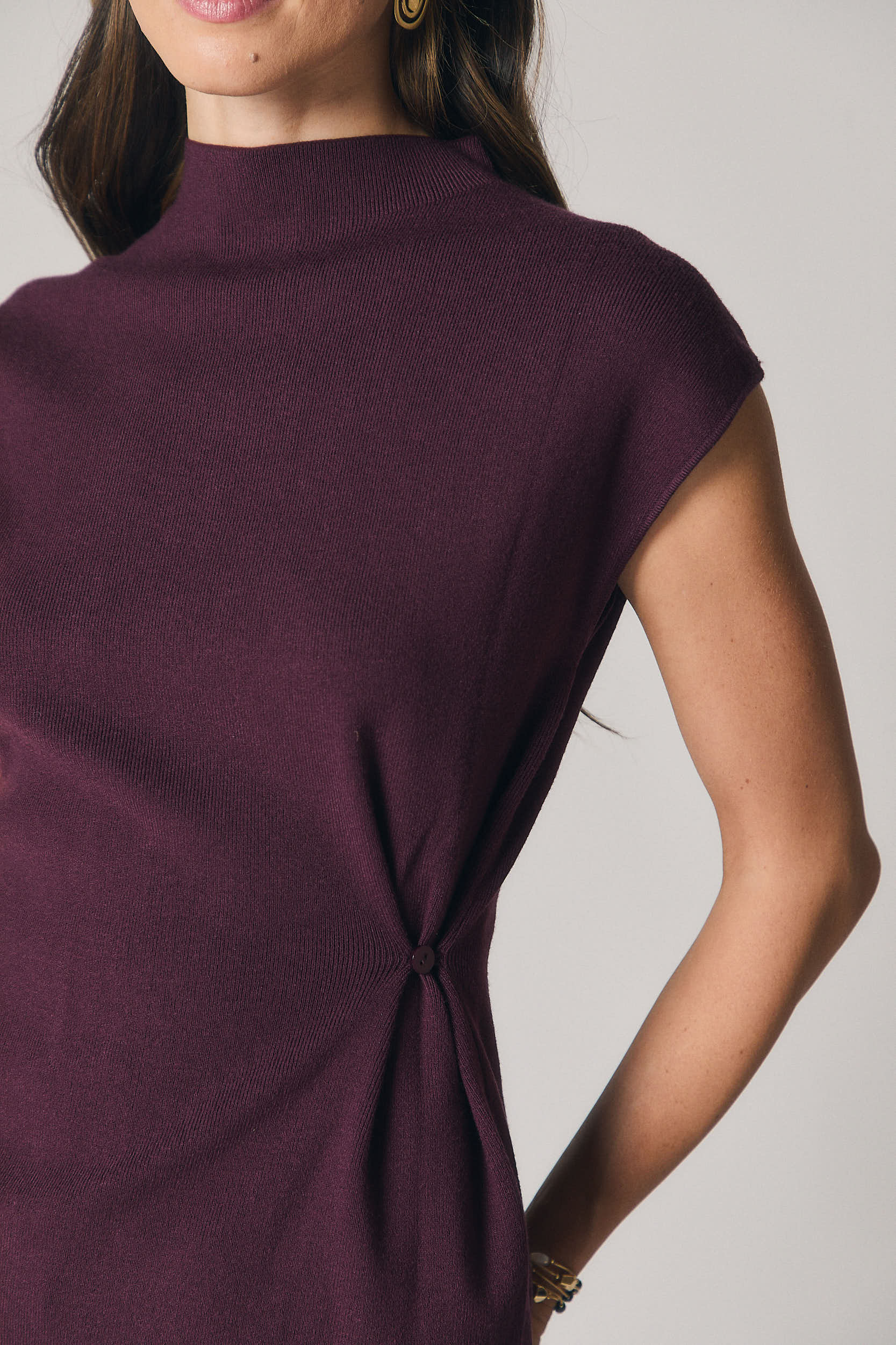 Top cuello alto frunce lateral berenjena
