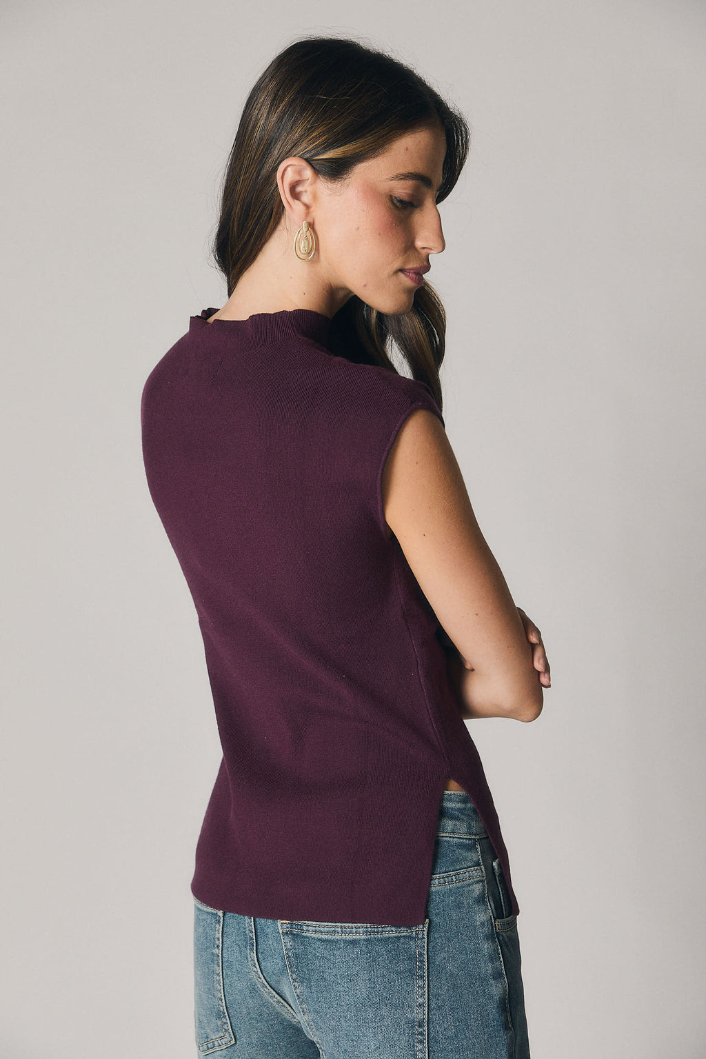 Top cuello alto frunce lateral berenjena