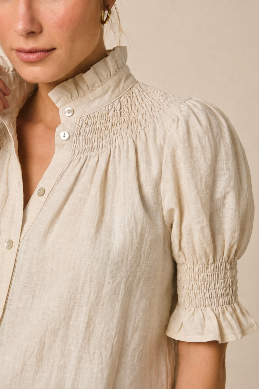 Camisa fruncida cuello volante natural