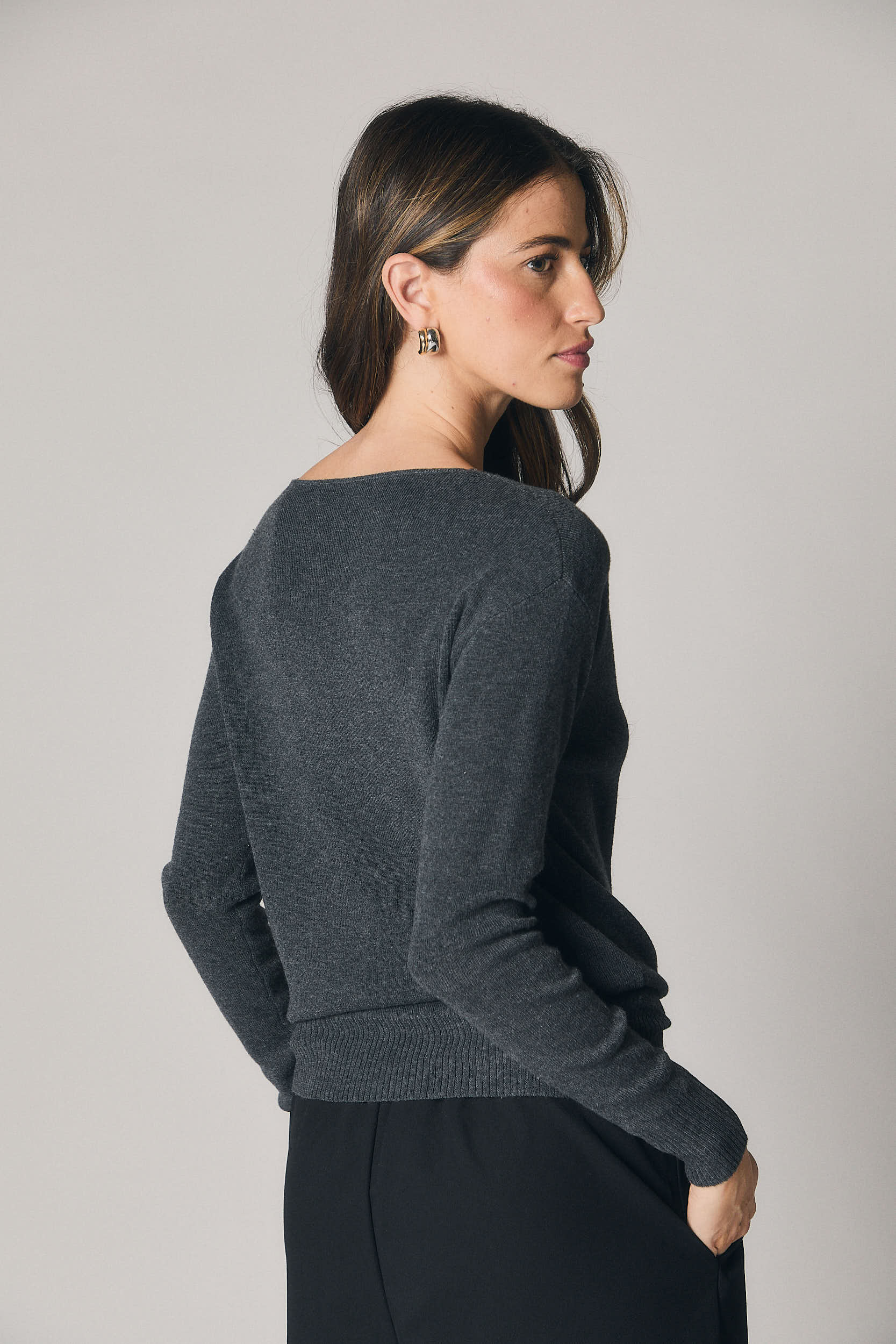 Jersey escote pico gris antracita