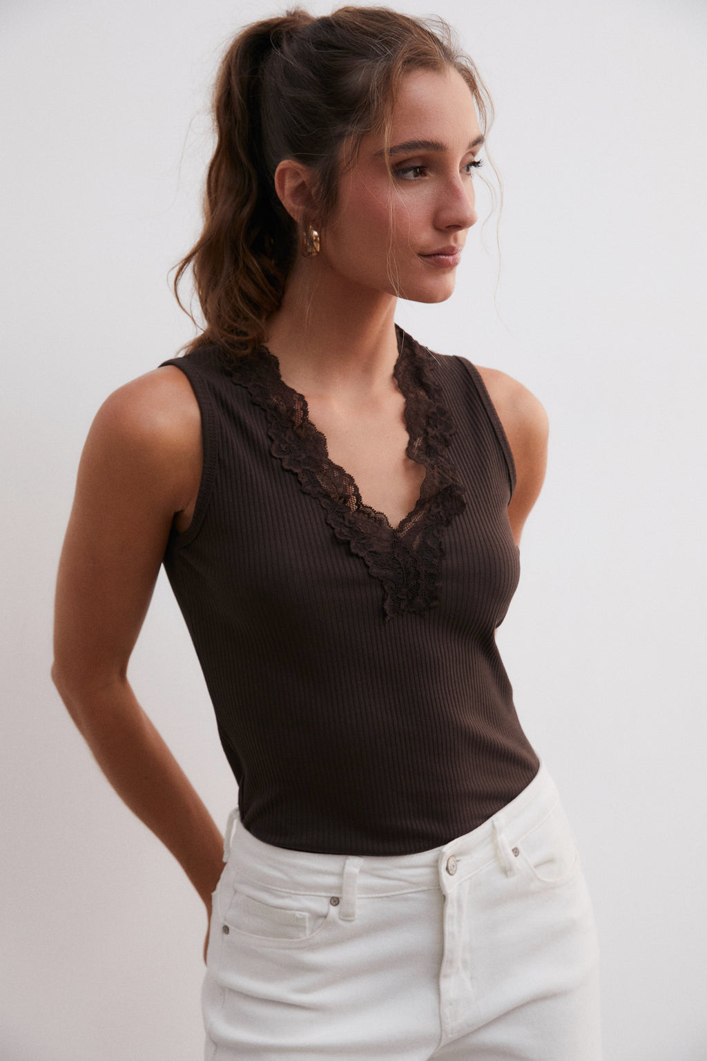 Camiseta canalé con puntilla marrón