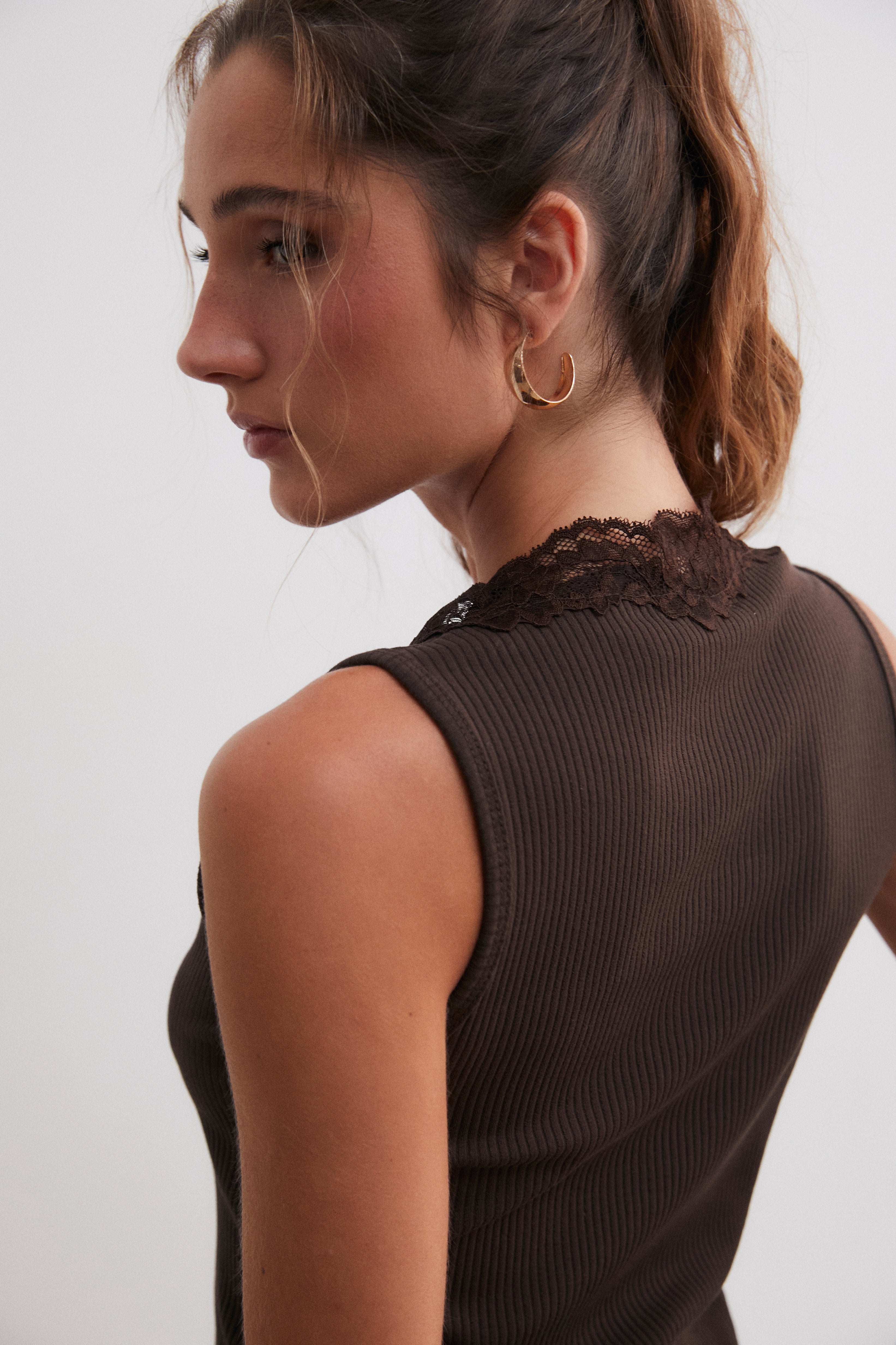 Camiseta canalé con puntilla marrón