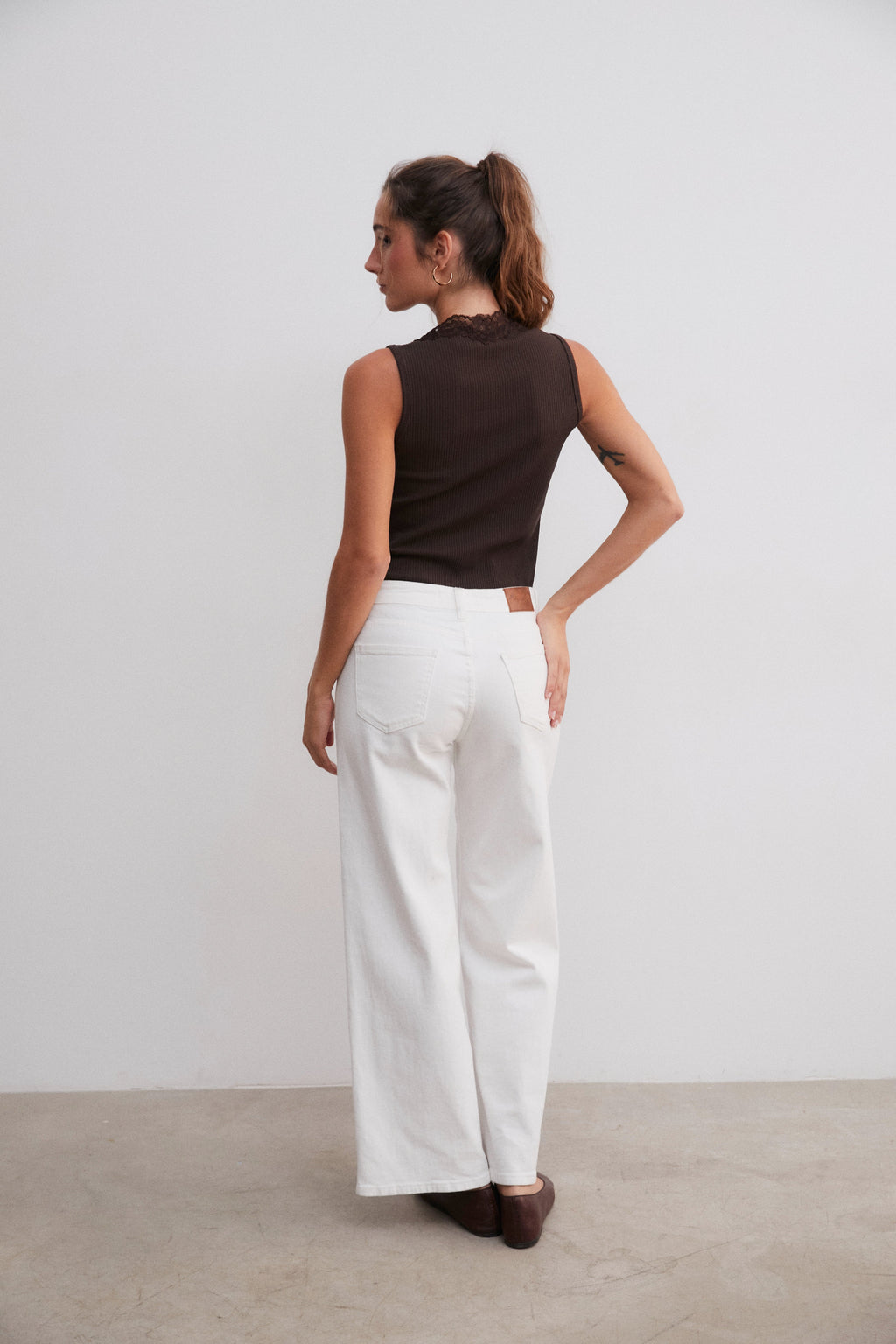 Camiseta canalé con puntilla marrón