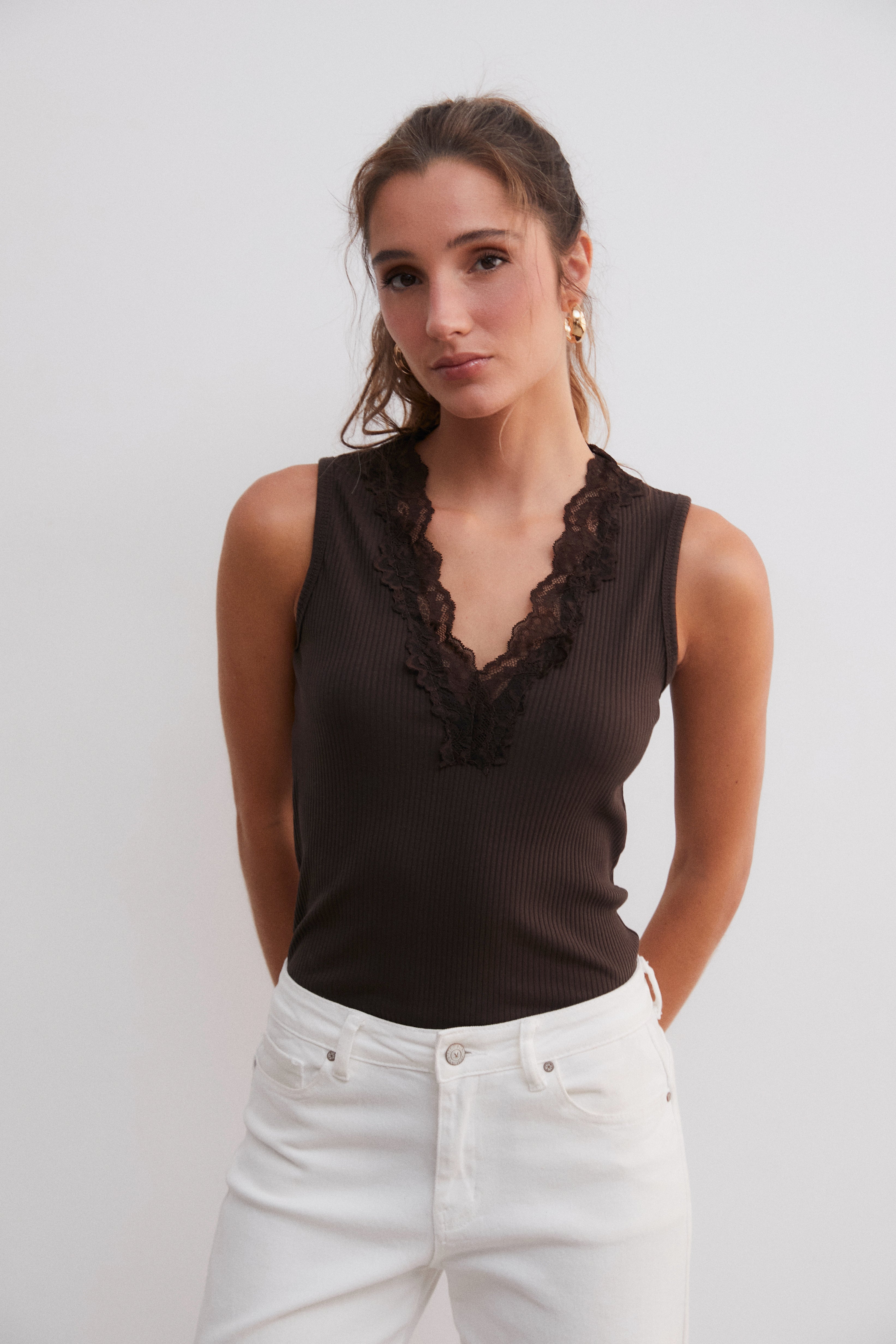 Camiseta canalé con puntilla marrón