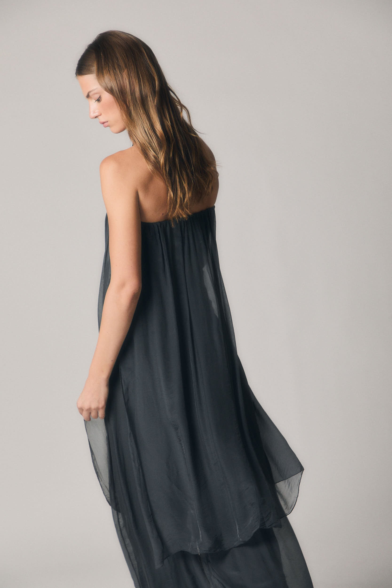 Top largo de seda gris antracita