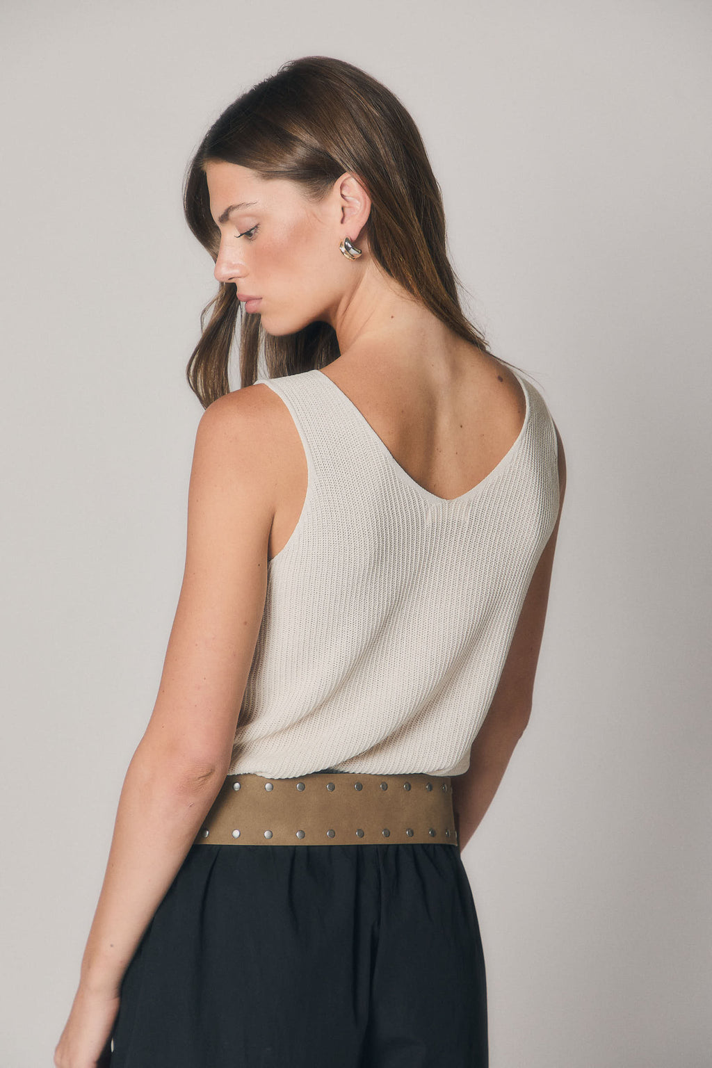 Top de Punto Beige con Cuello de Pico | Mujer