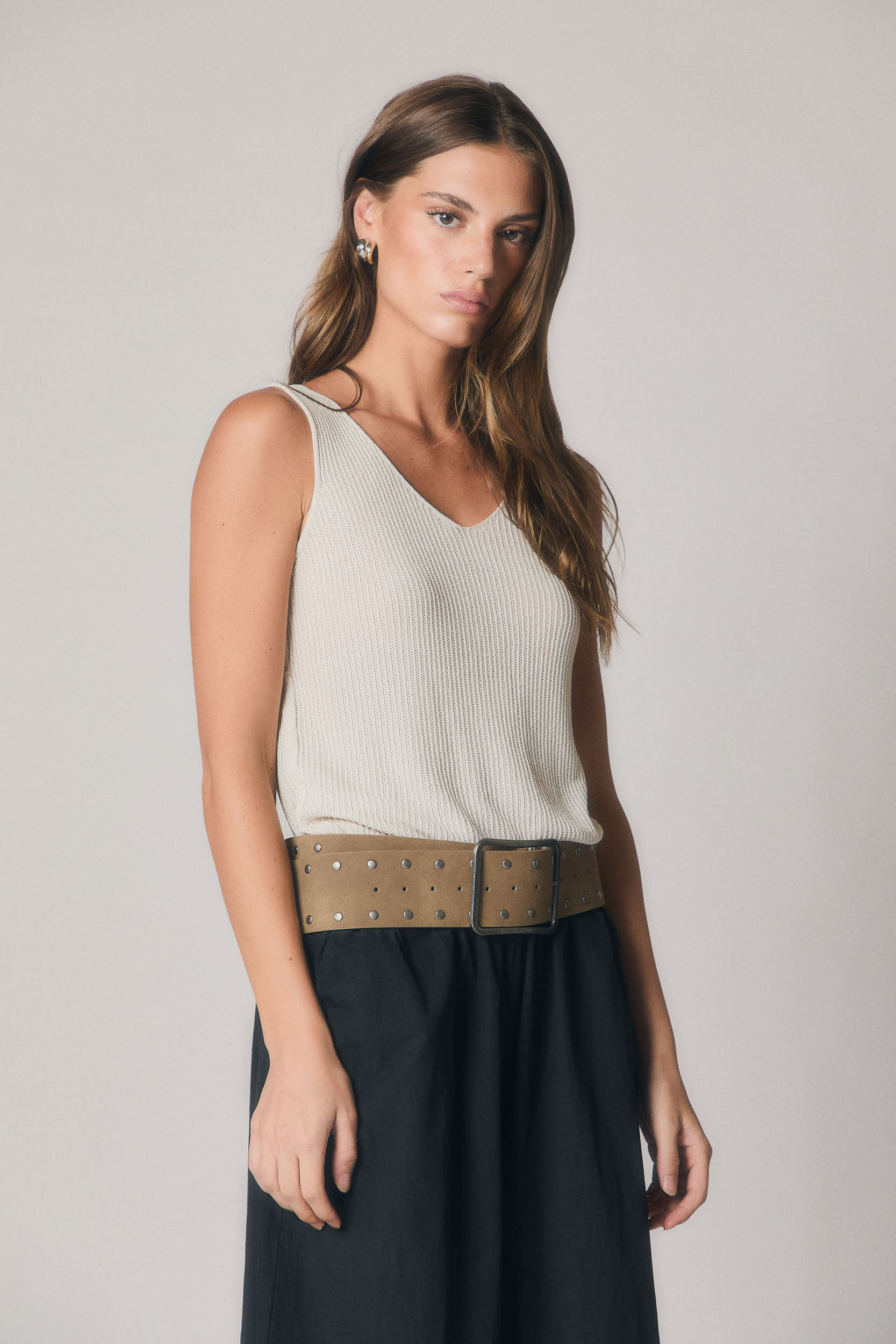 Top de Punto Beige con Cuello de Pico | Mujer