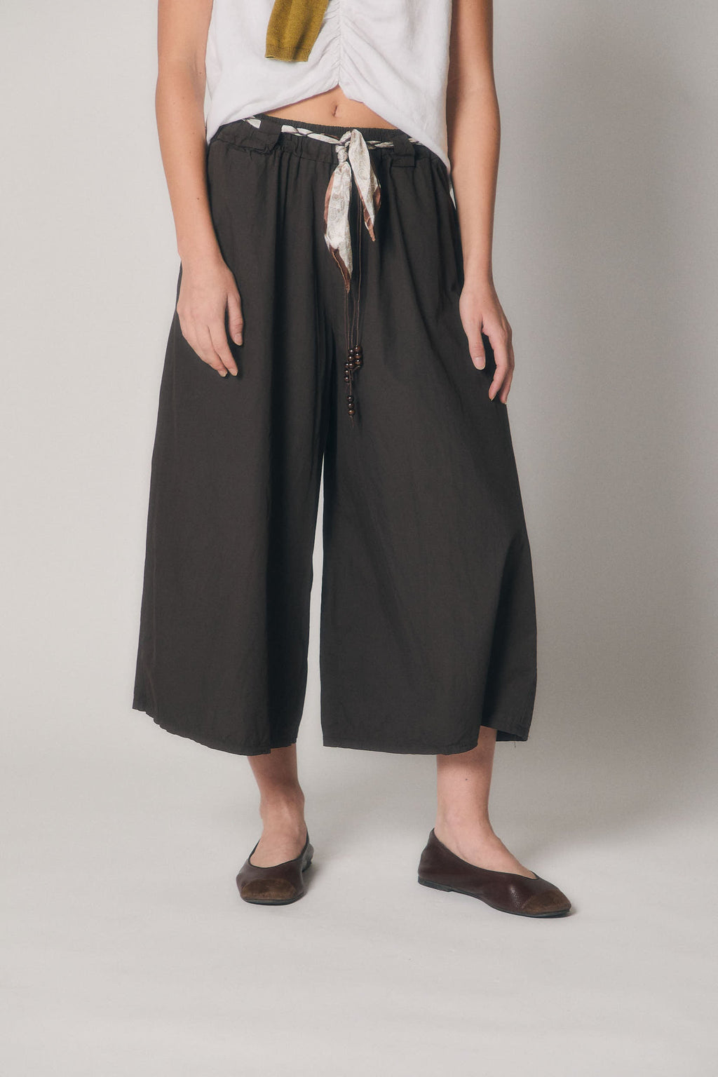 Pantalón cropped marrón fluido