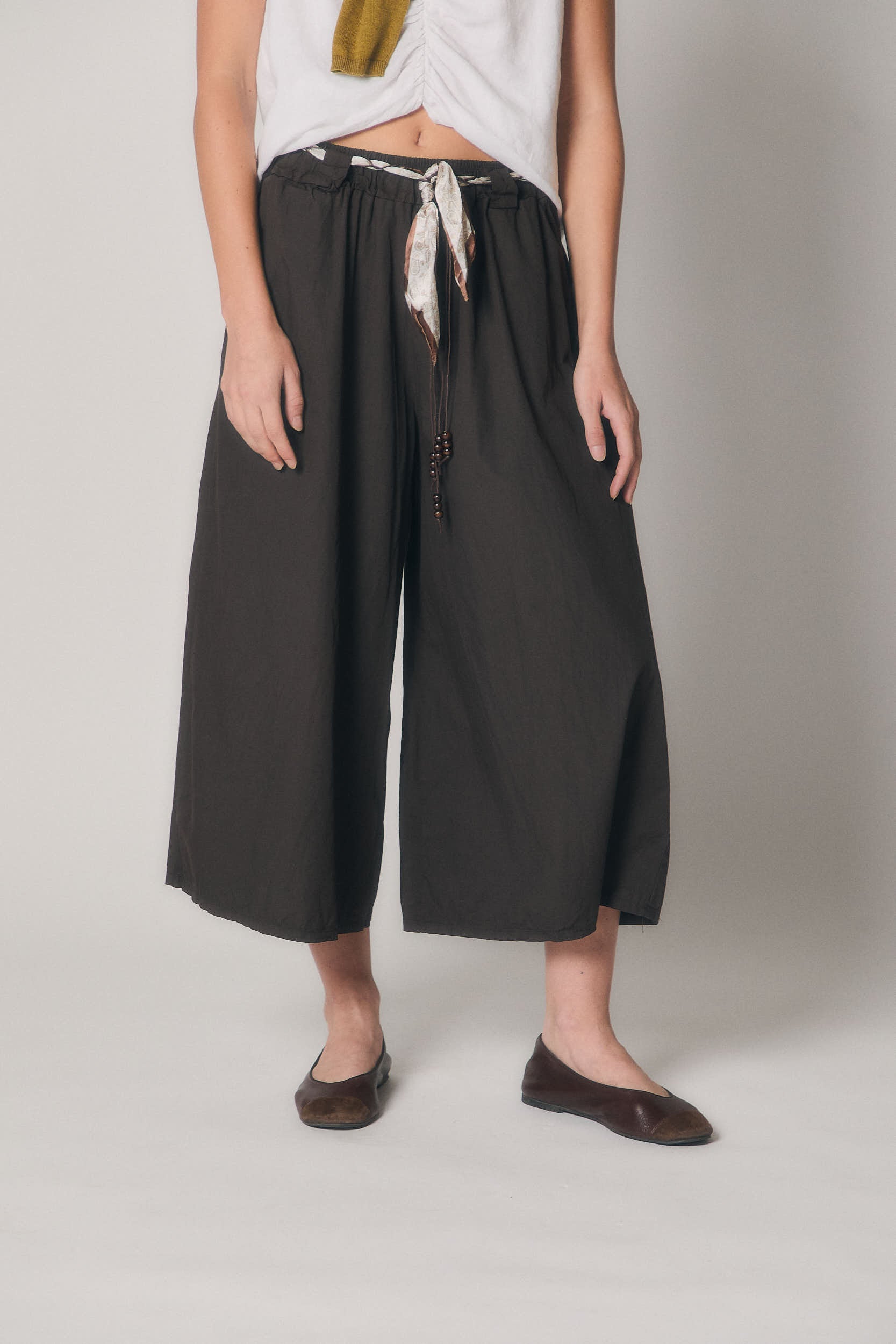 Pantalón cropped marrón fluido