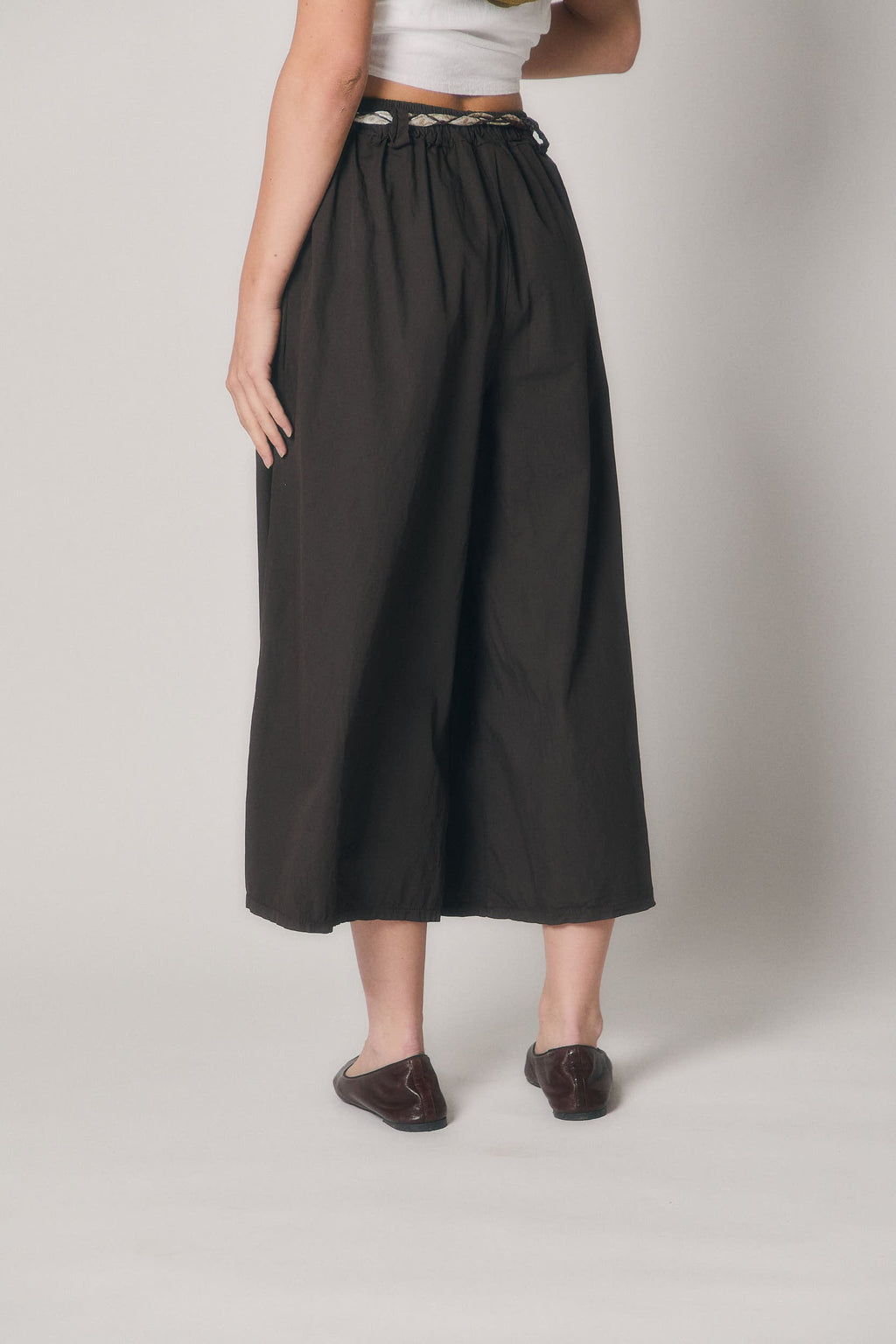 Pantalón cropped marrón fluido
