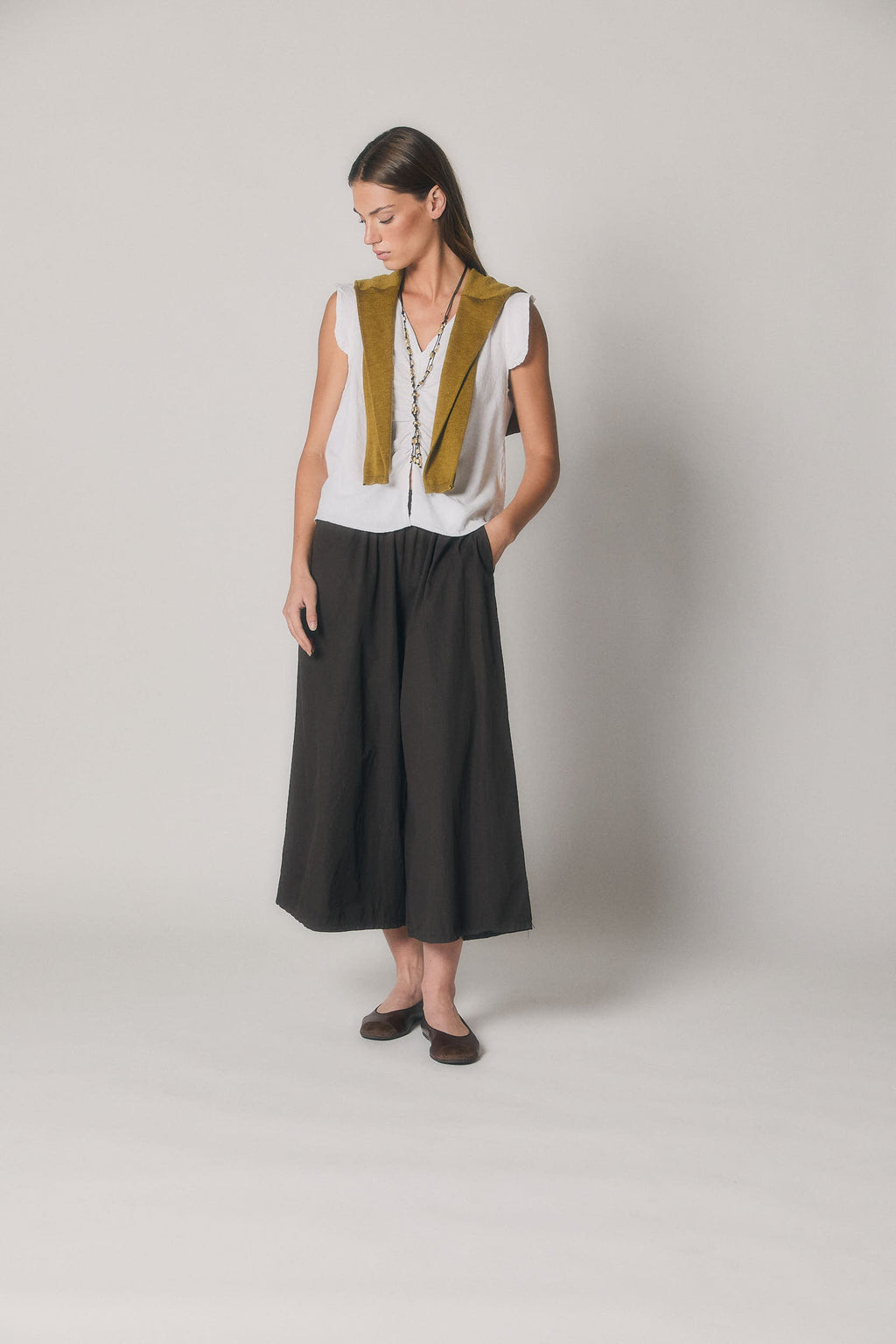 Pantalón cropped marrón fluido