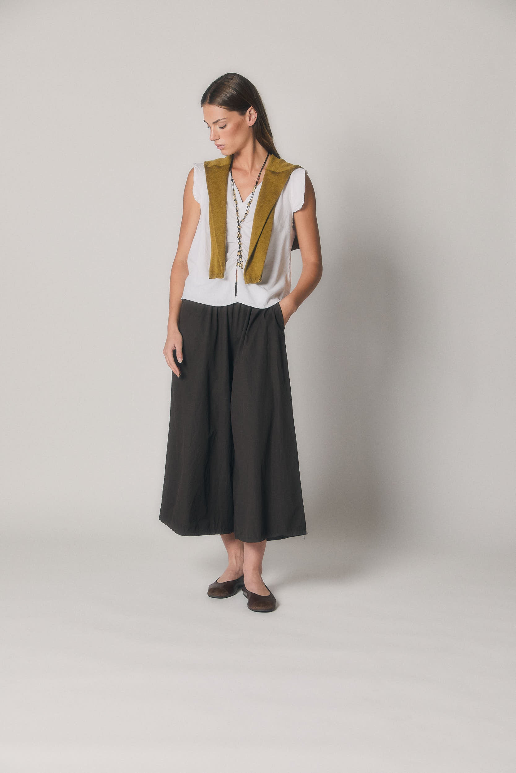 Pantalón cropped marrón fluido