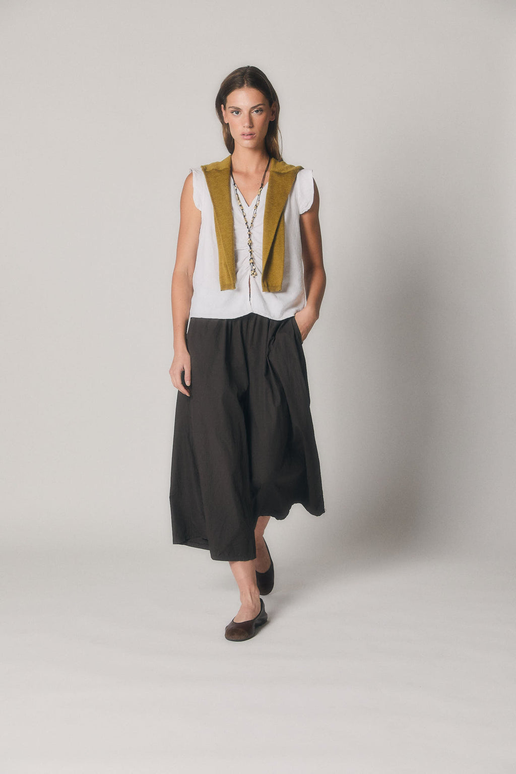 Pantalón cropped marrón fluido
