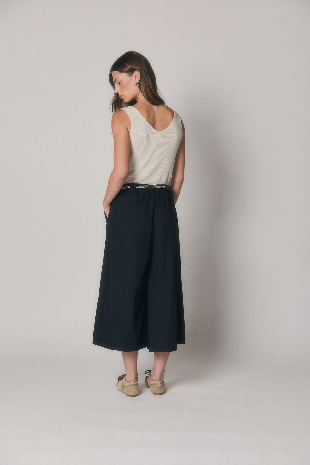 Pantalón cropped negro fluido