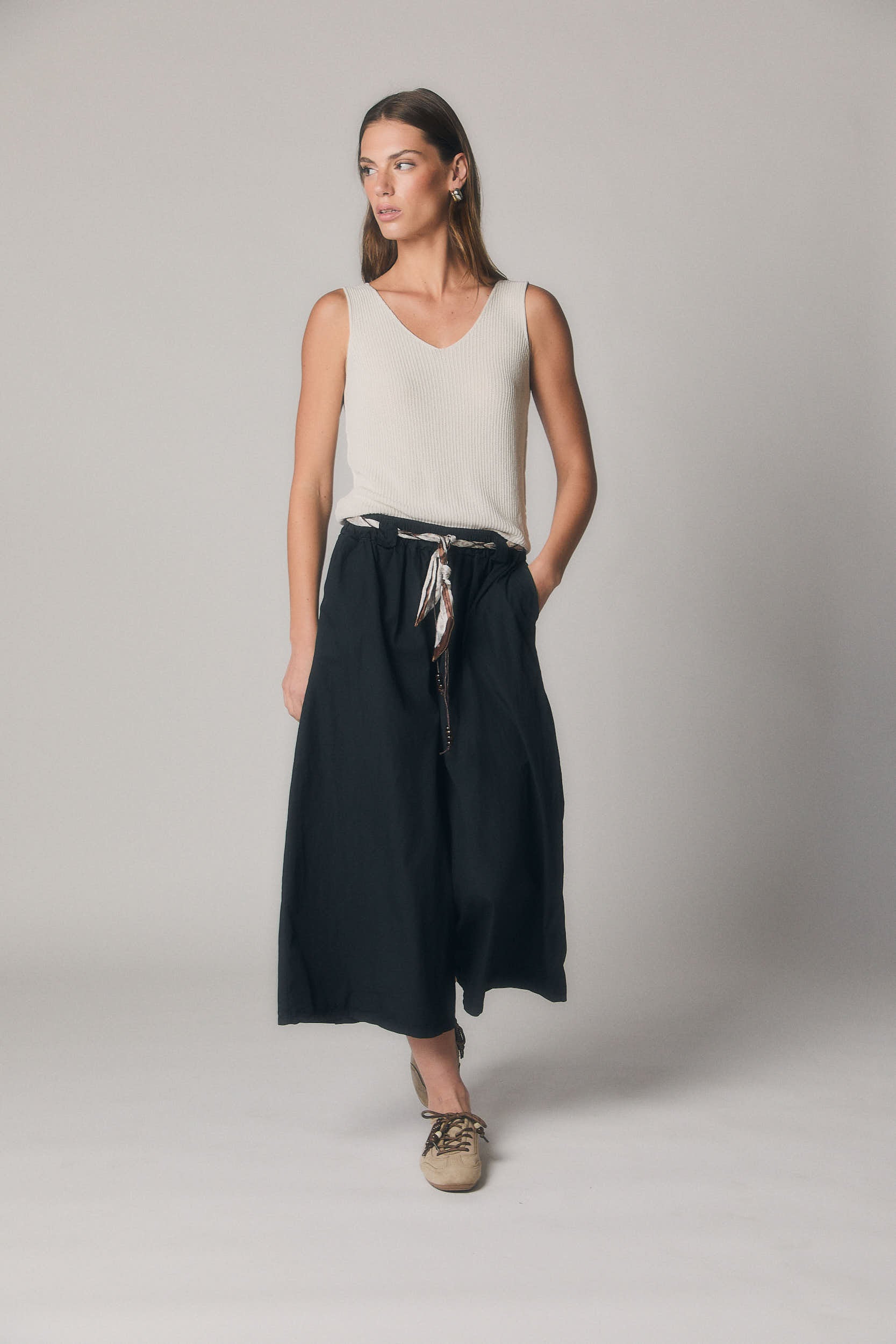 Pantalón cropped negro fluido