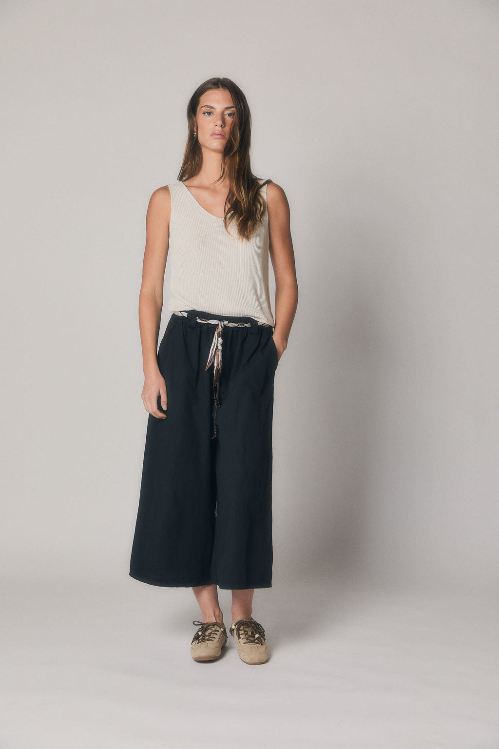 Pantalón cropped negro fluido
