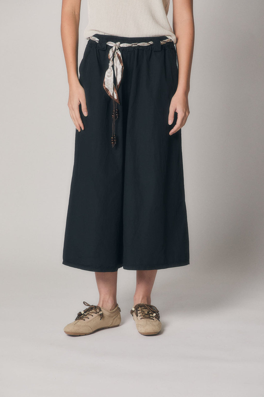 Pantalón cropped negro fluido