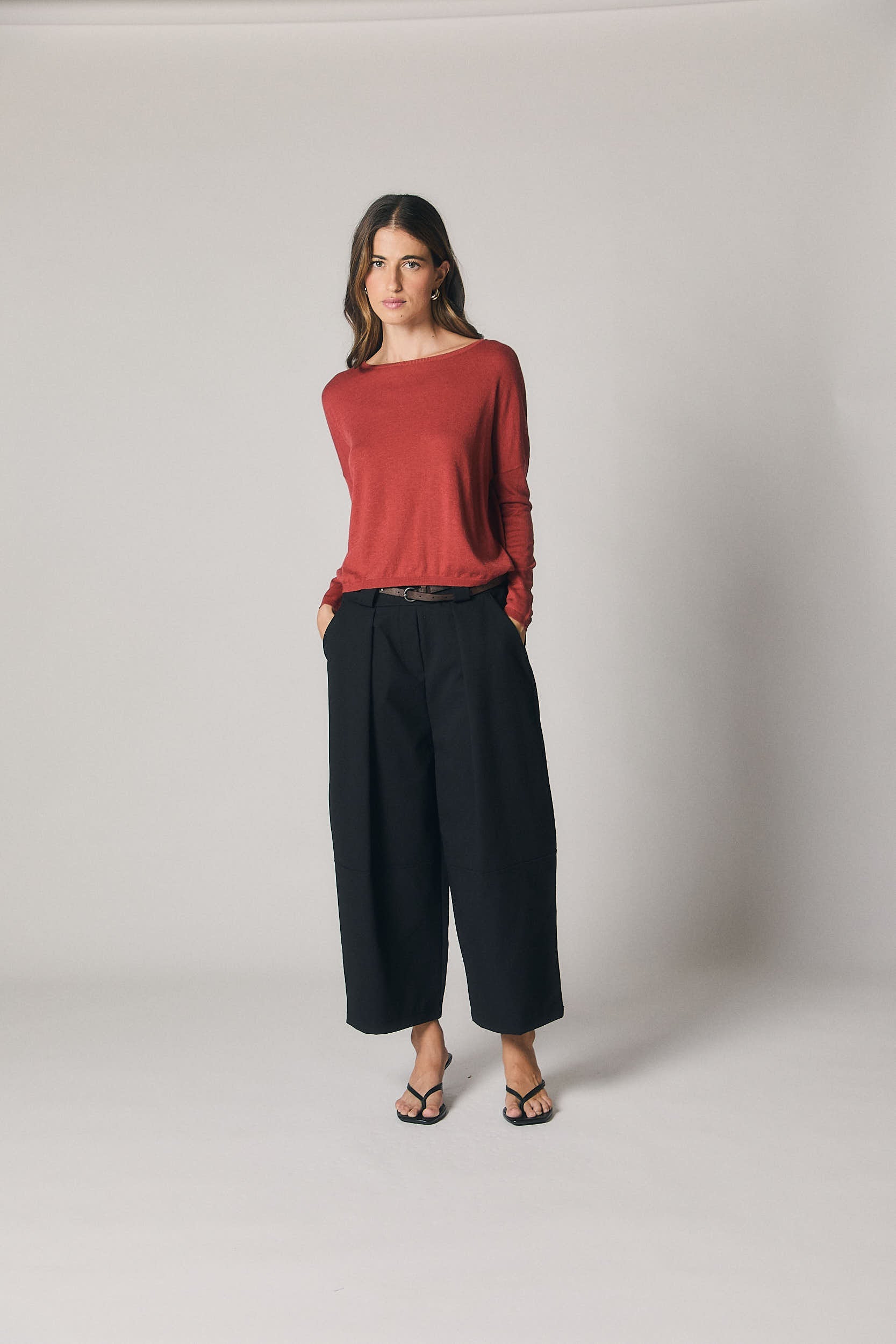 Pantalón cropped cinturón negro