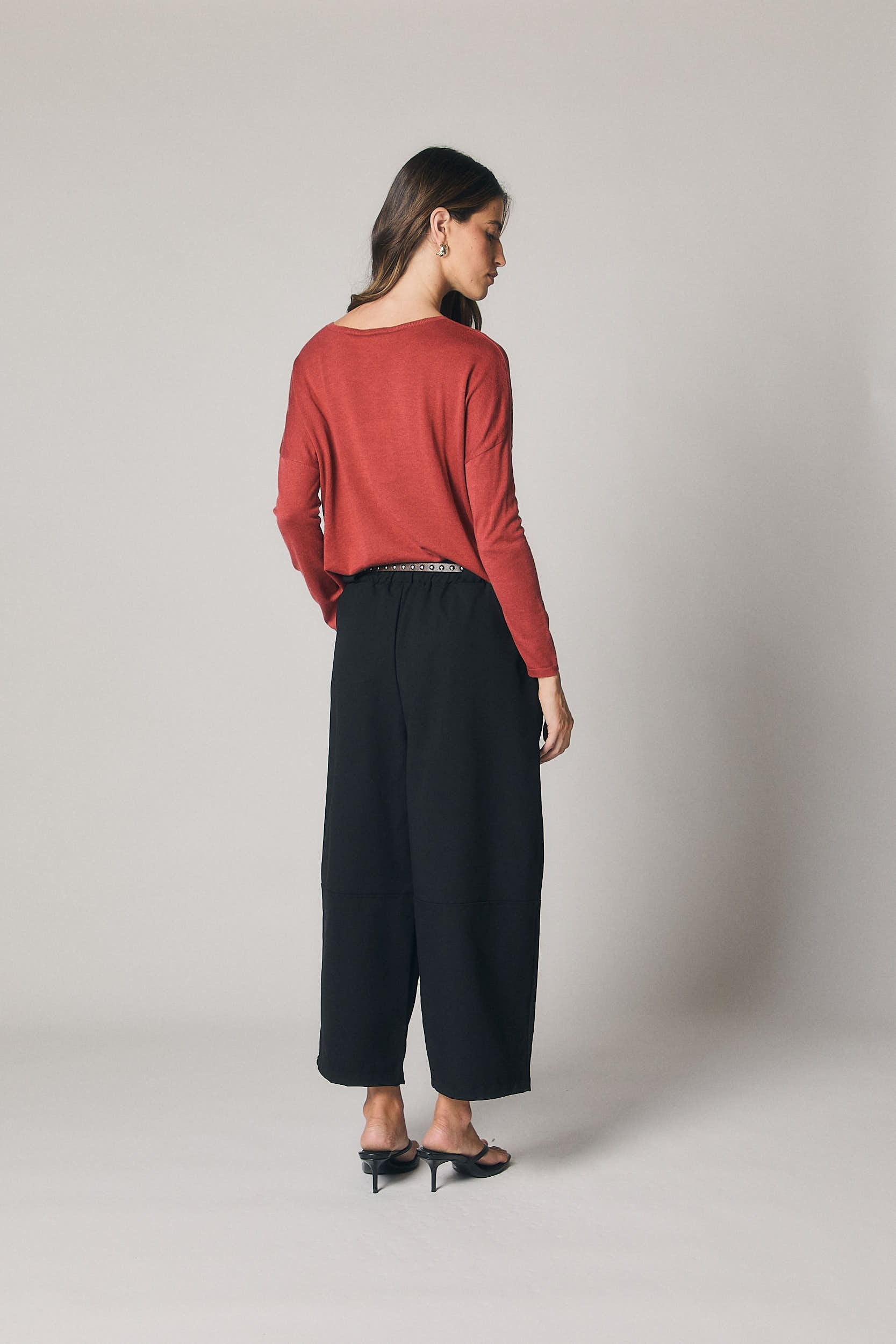 Pantalón cropped cinturón negro