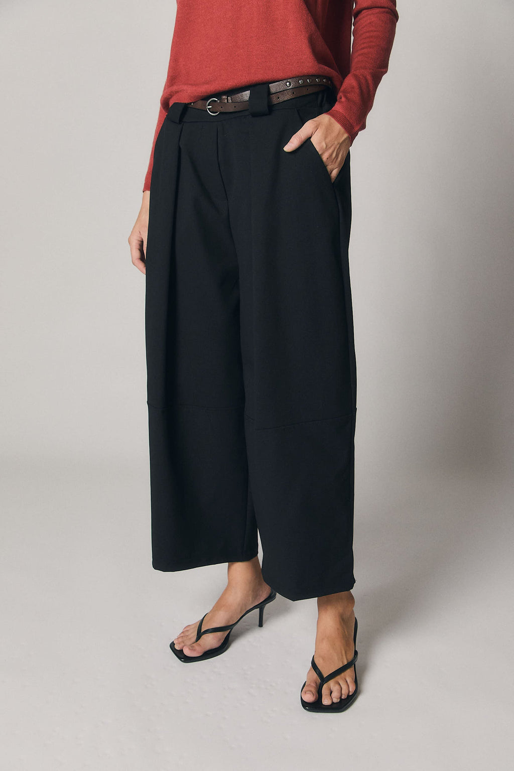 Pantalón cropped cinturón negro