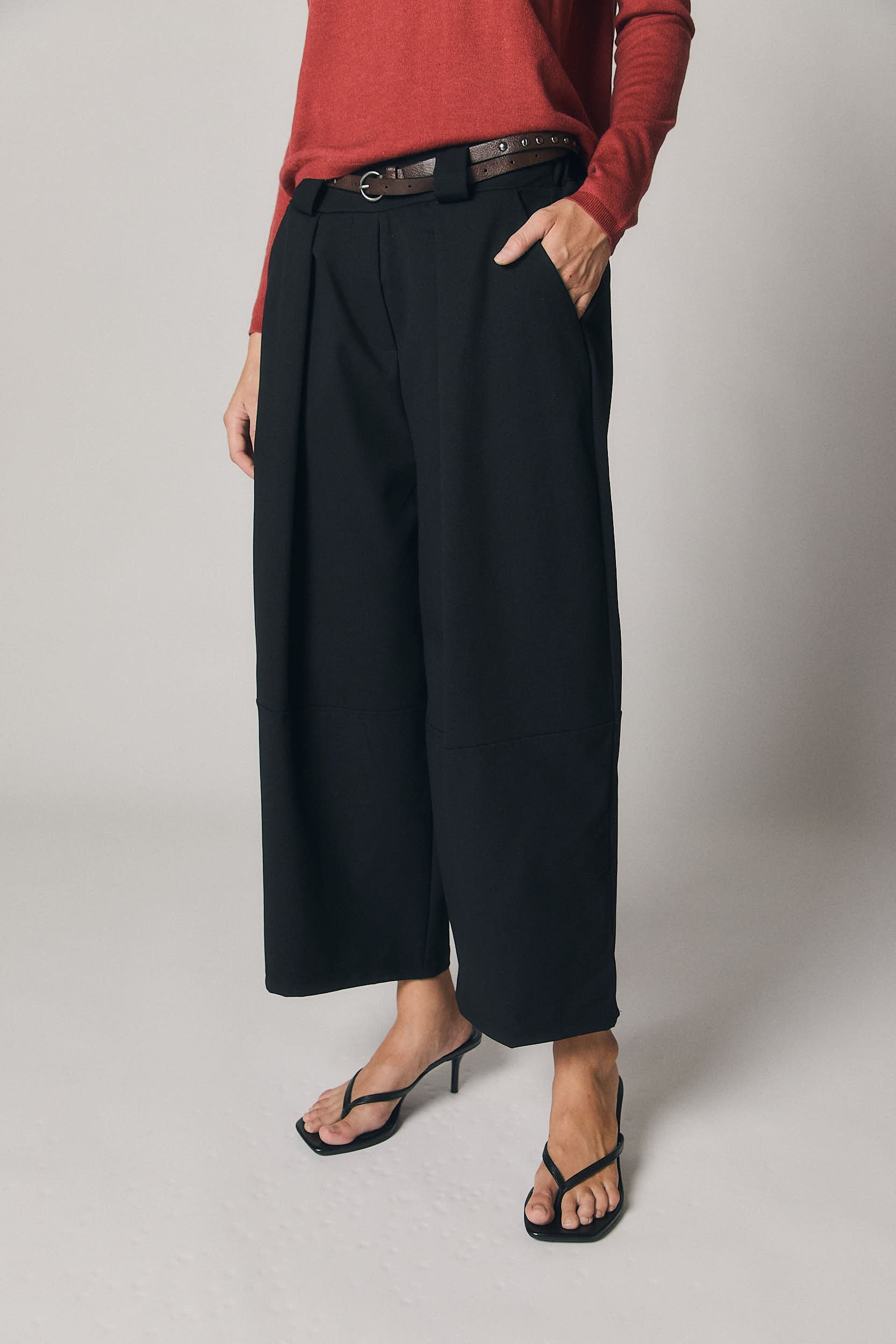 Pantalón cropped cinturón negro