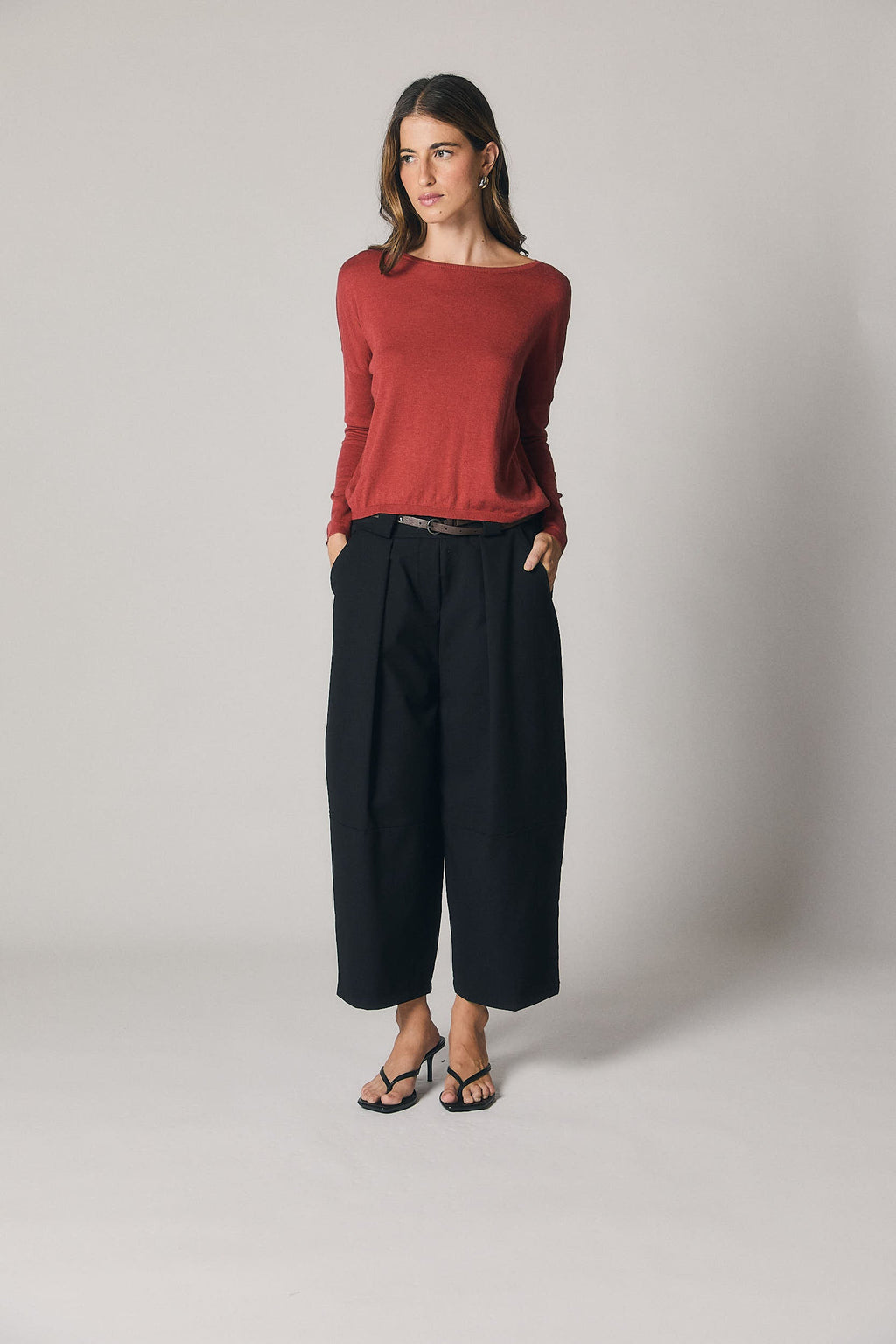 Pantalón cropped cinturón negro