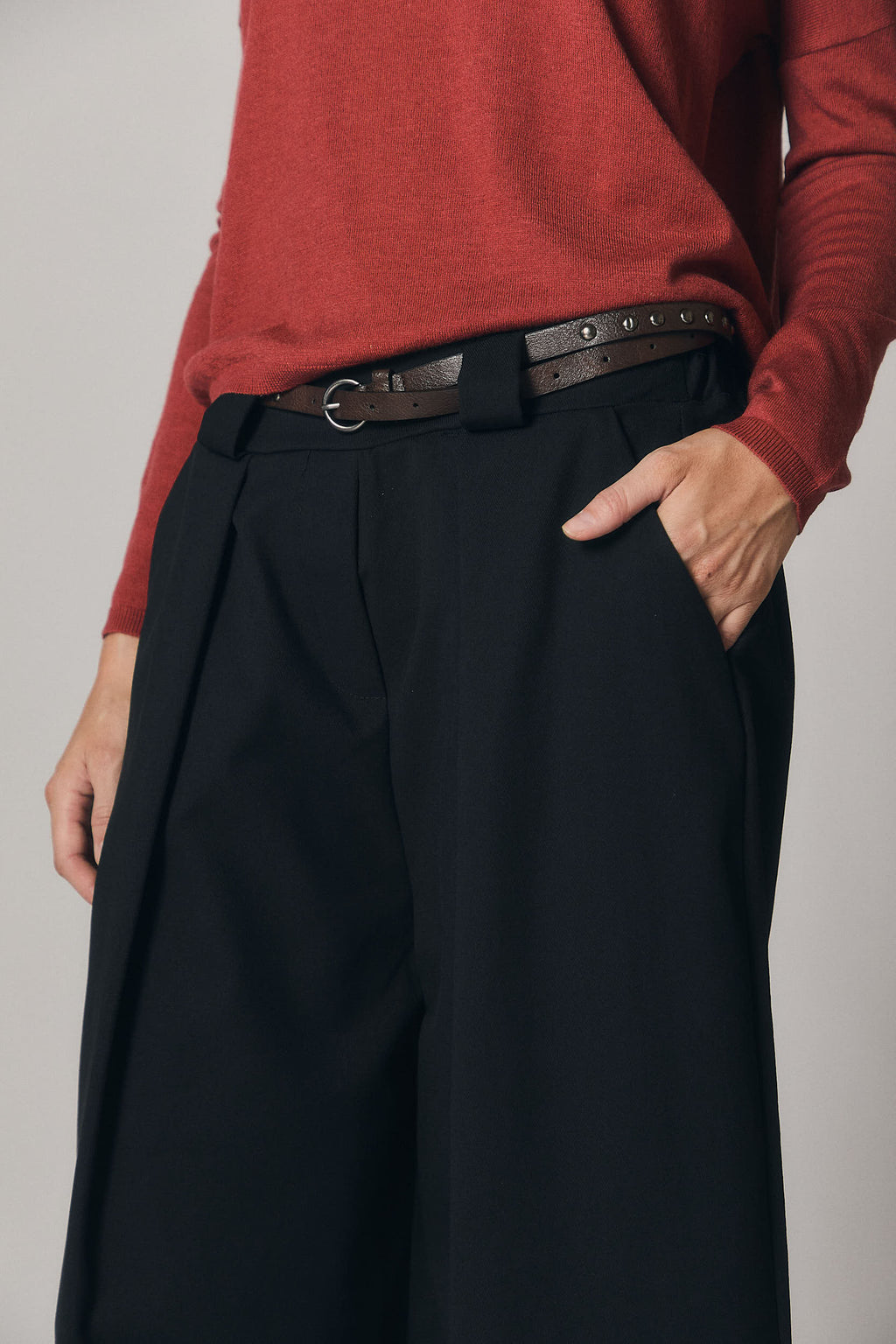 Pantalón cropped cinturón negro
