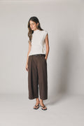 Pantalón cropped cinturón marrón