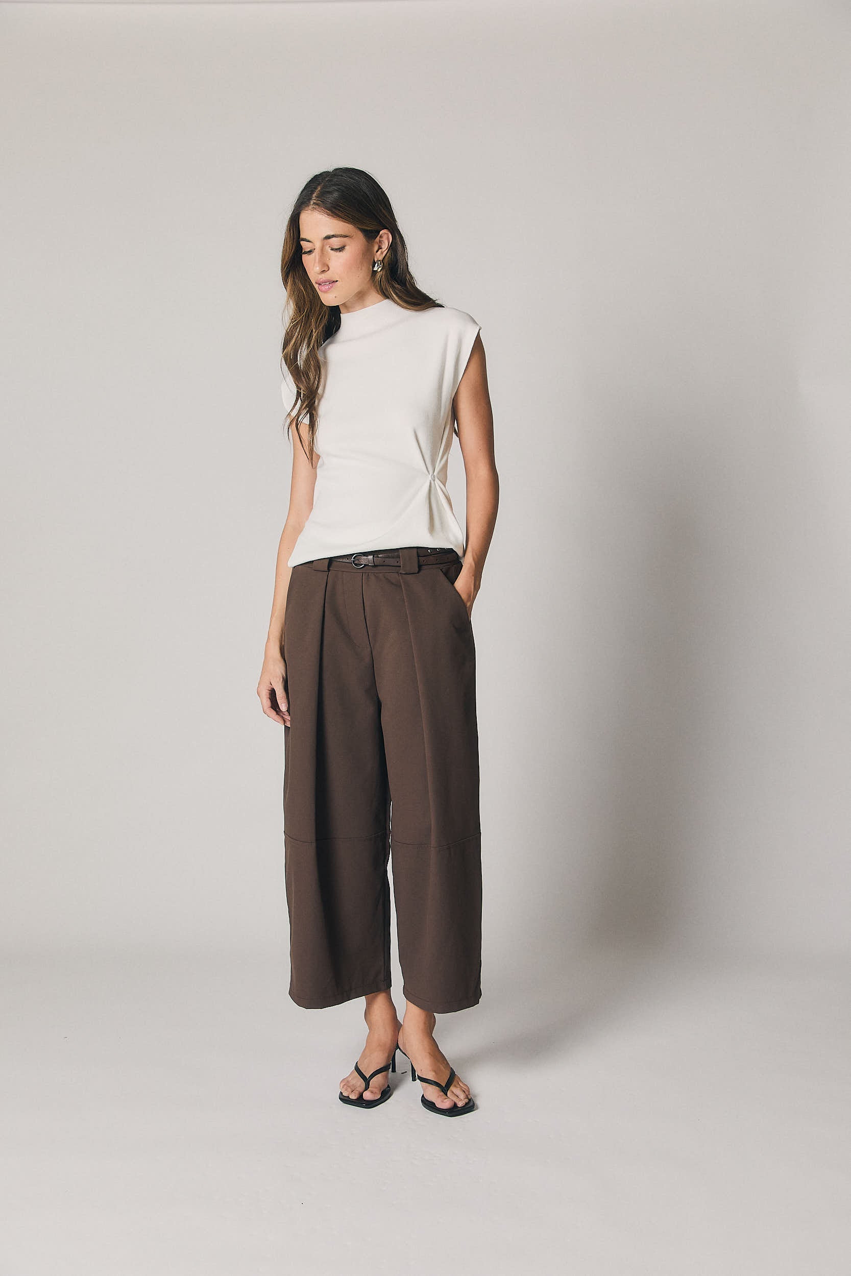 Pantalón cropped cinturón marrón