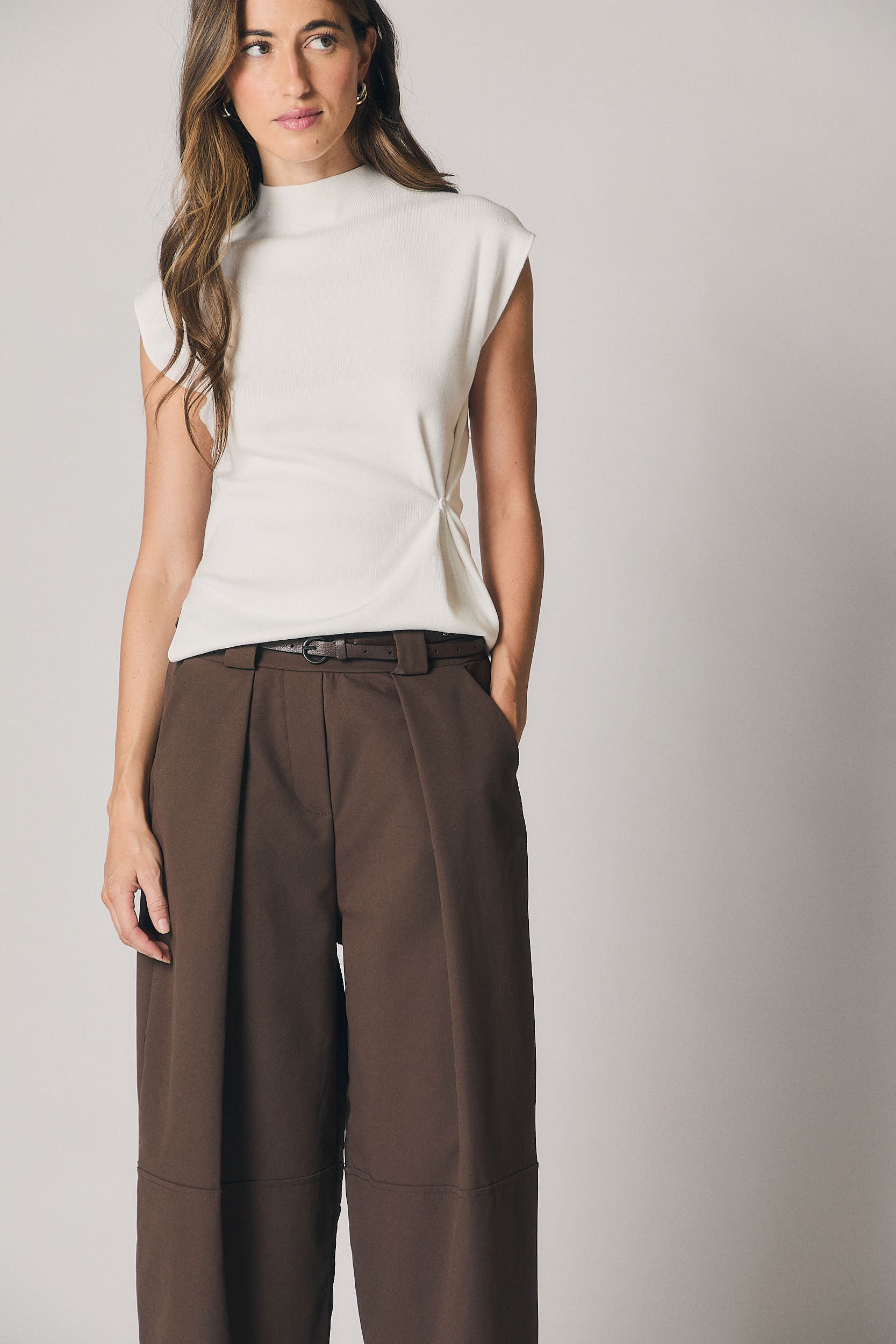 Pantalón cropped cinturón marrón