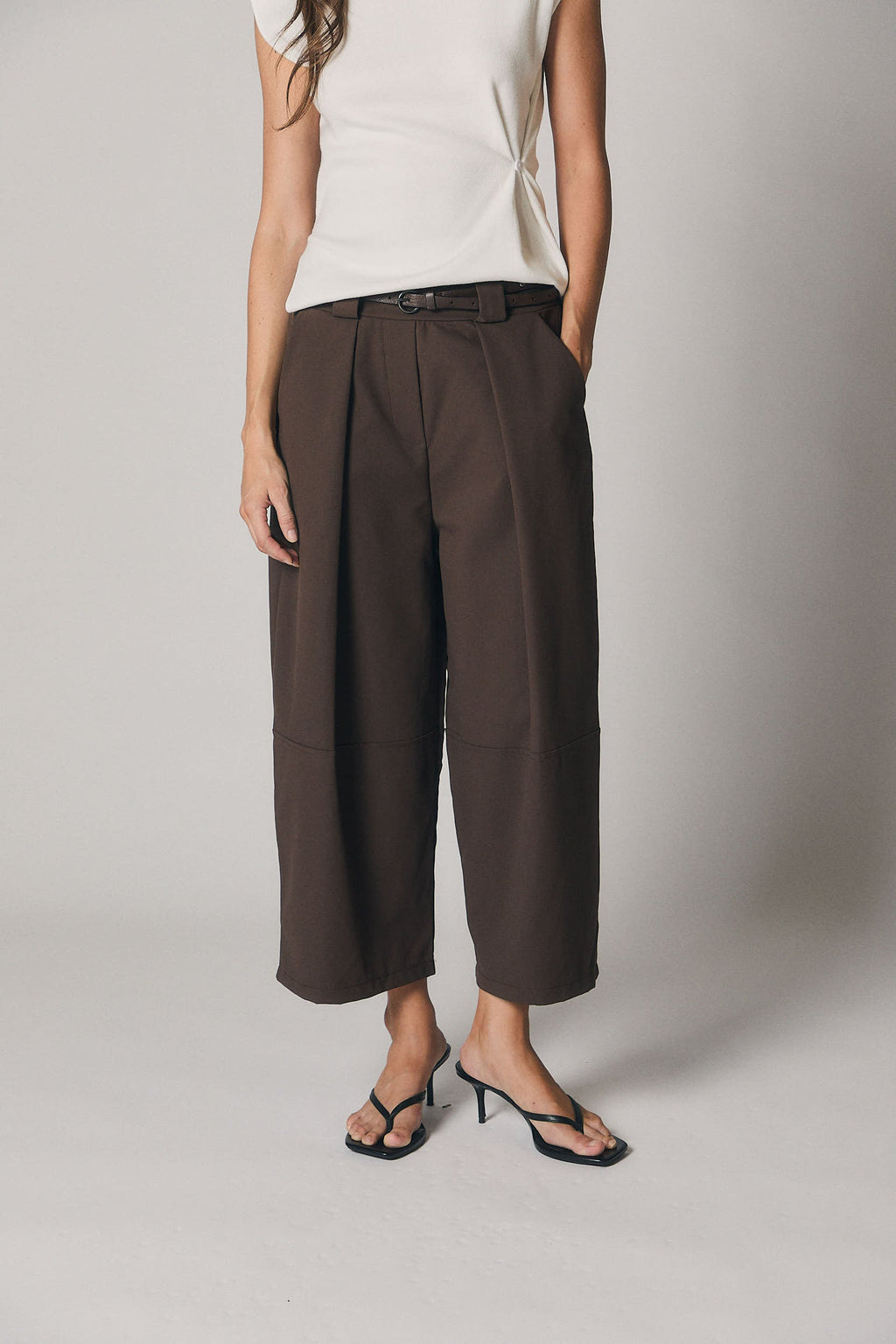Pantalón cropped cinturón marrón