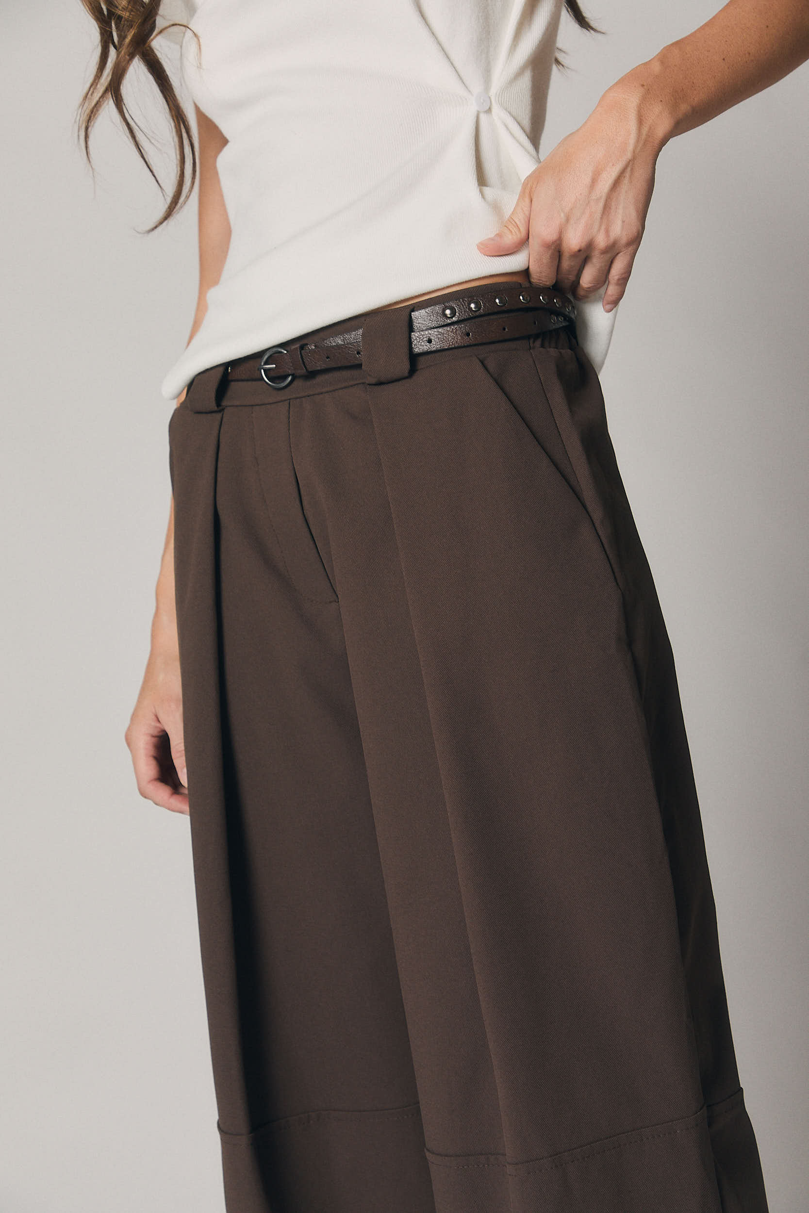 Pantalón cropped cinturón marrón
