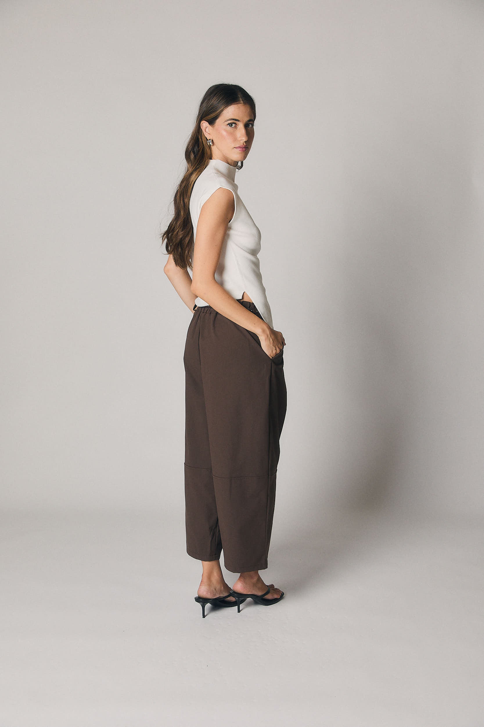 Pantalón cropped cinturón marrón