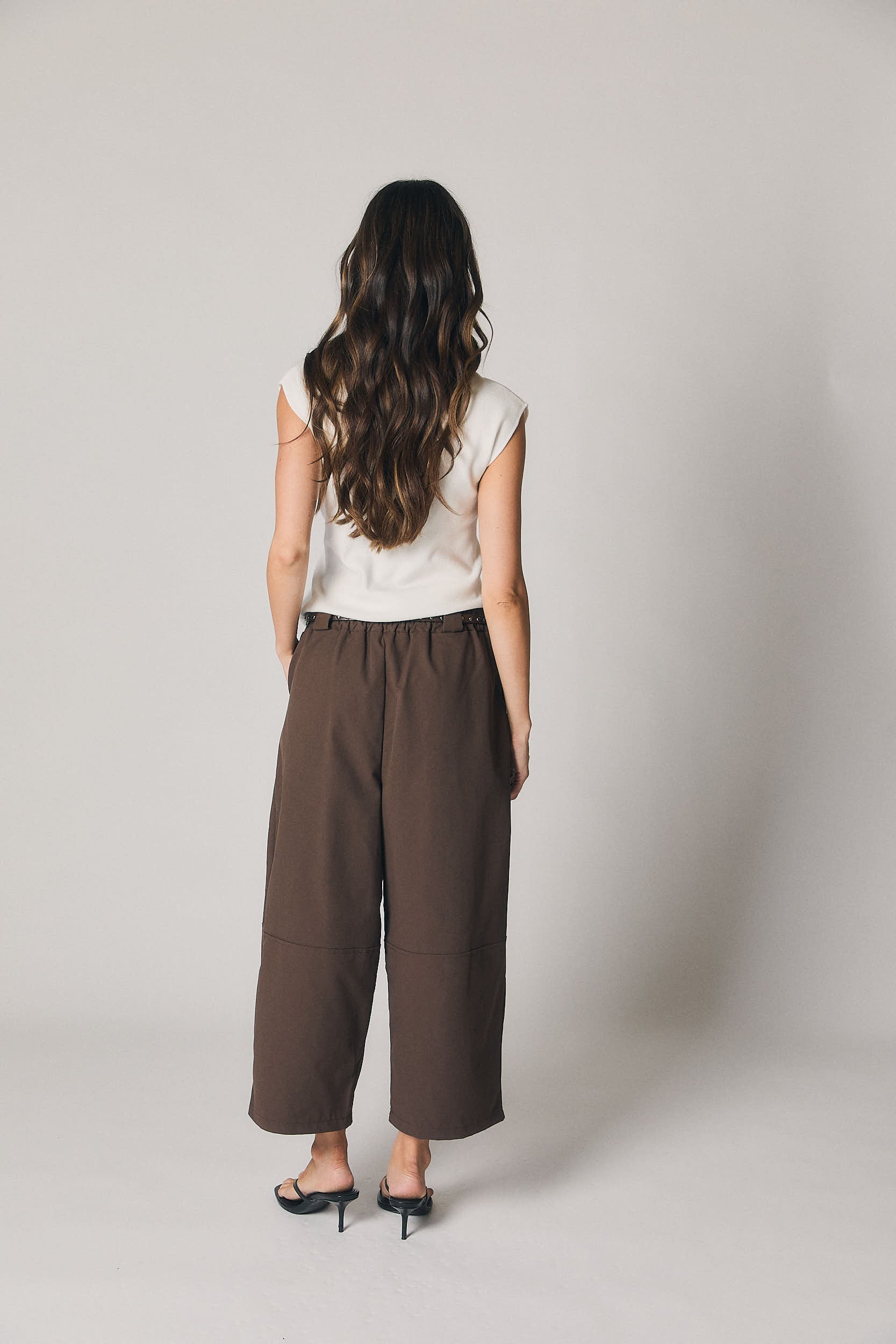 Pantalón cropped cinturón marrón