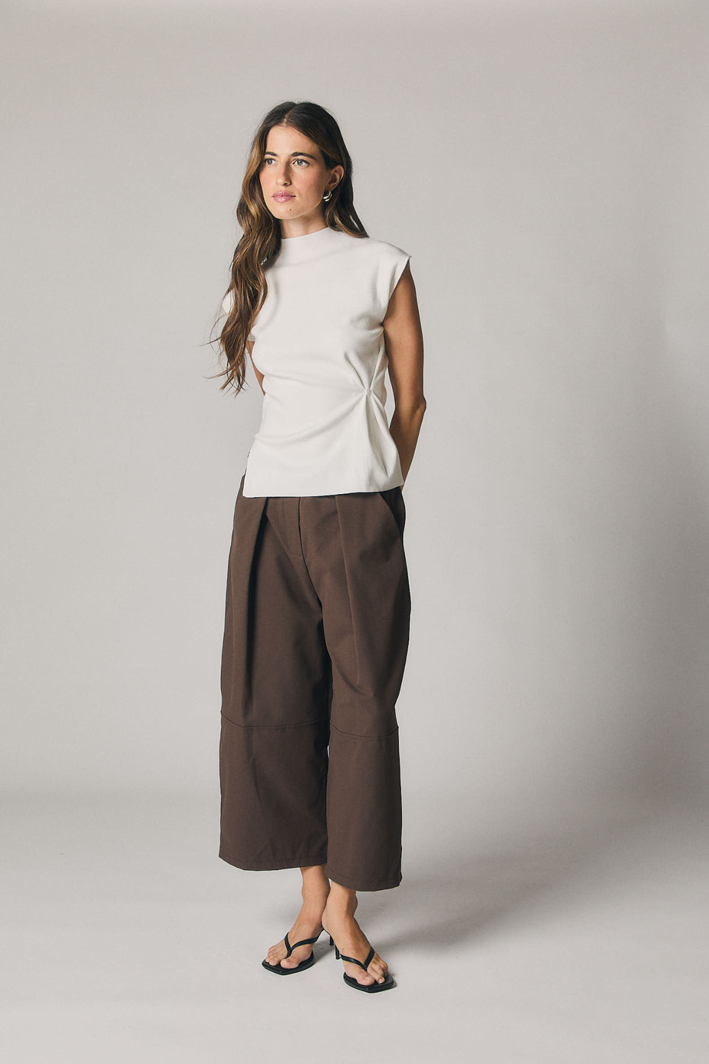 Top cuello alto frunce lateral natural